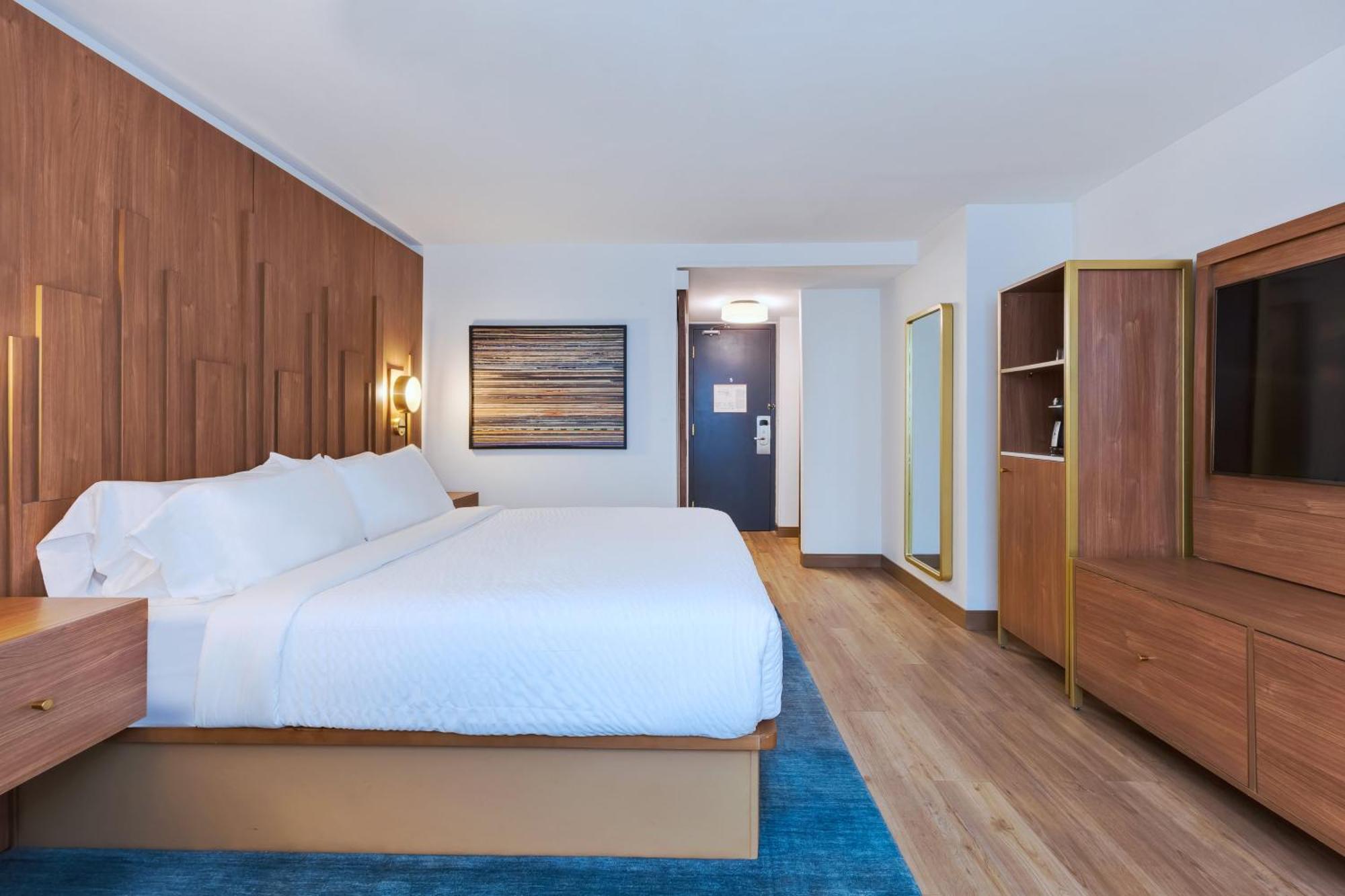 Standard King Room Mobility Accessible Tub