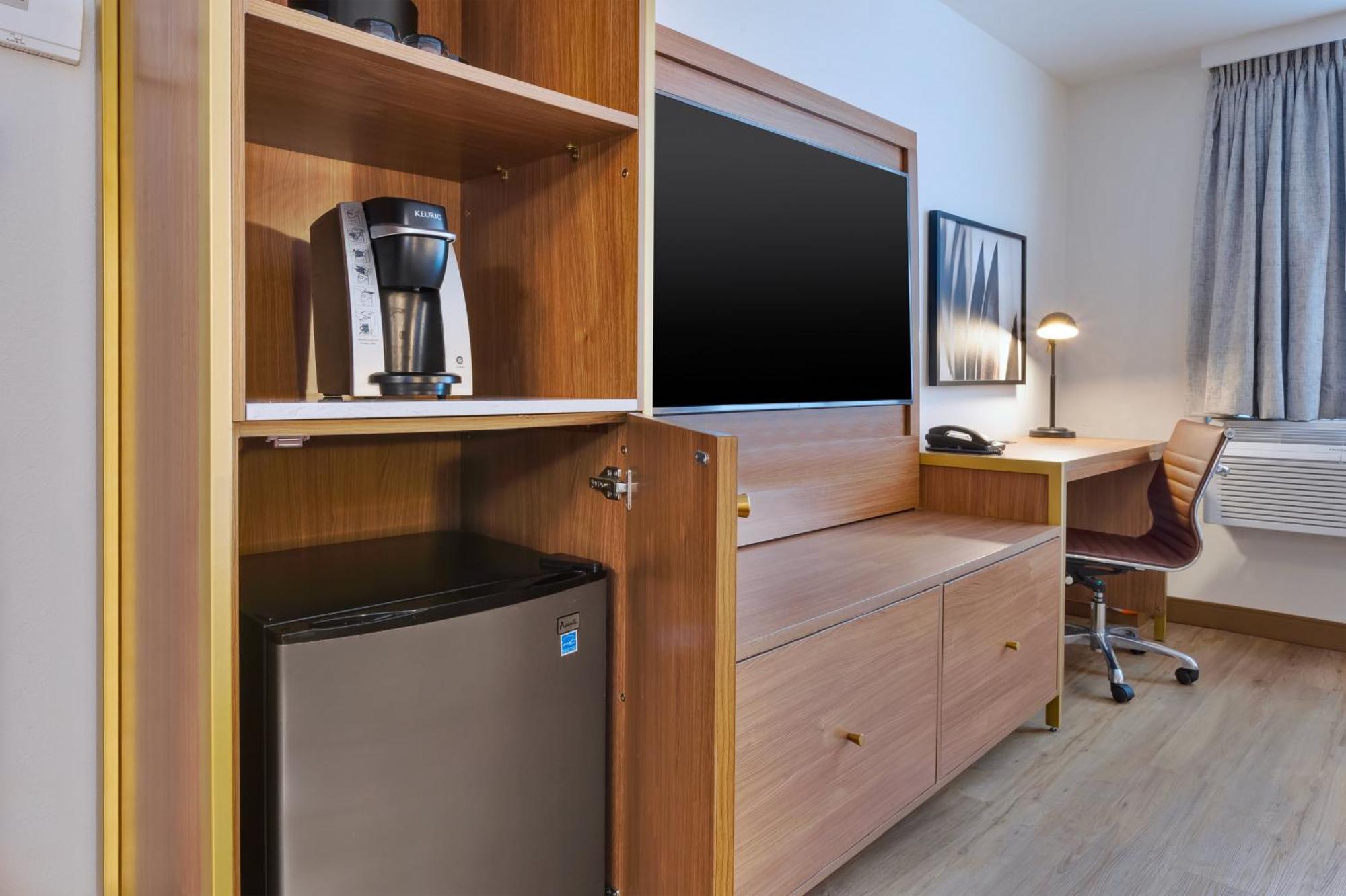Standard King Room Mobility Accessible Tub