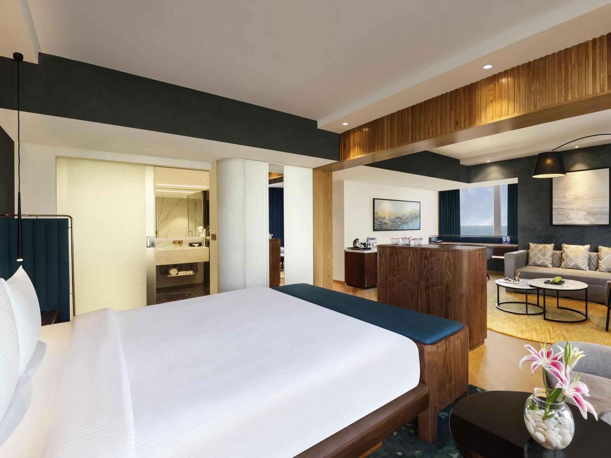 Executive Suite King Bed Ocean View Buffet Complimentary Airport transfers T1&T2 Premier Lounge Access Cocktail Hrs from 1800 Hrs to 2000 Hrs