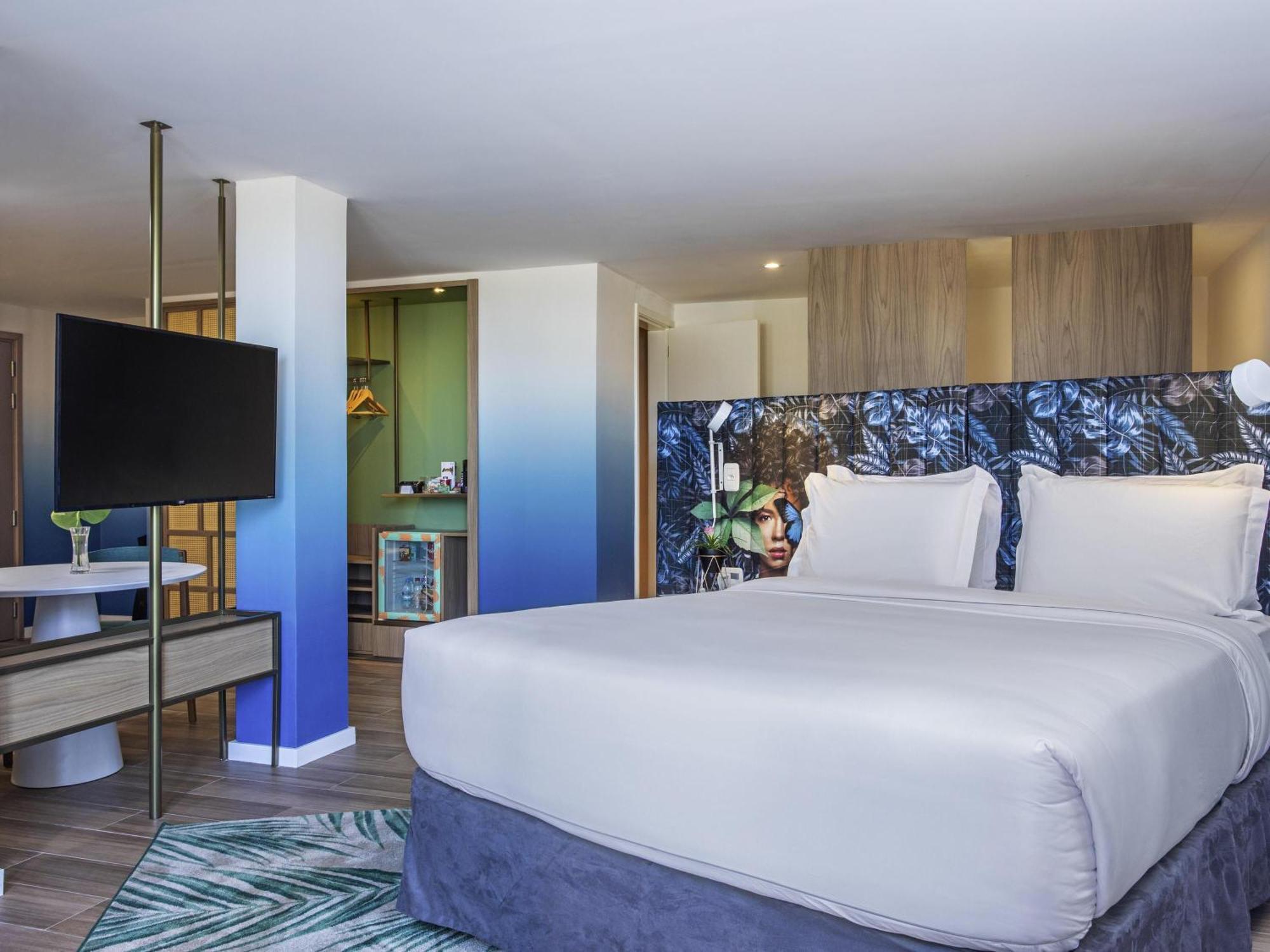 Suíte Junior cama queen com vista para o mar