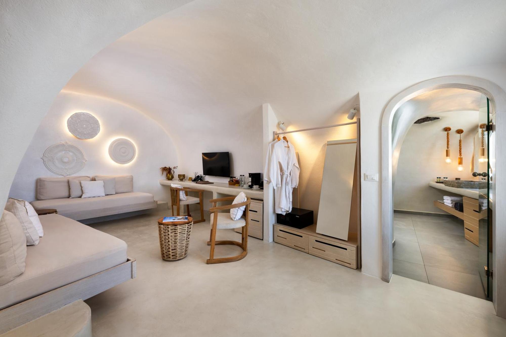 Signature Cave Suite outdoor jacuzzi