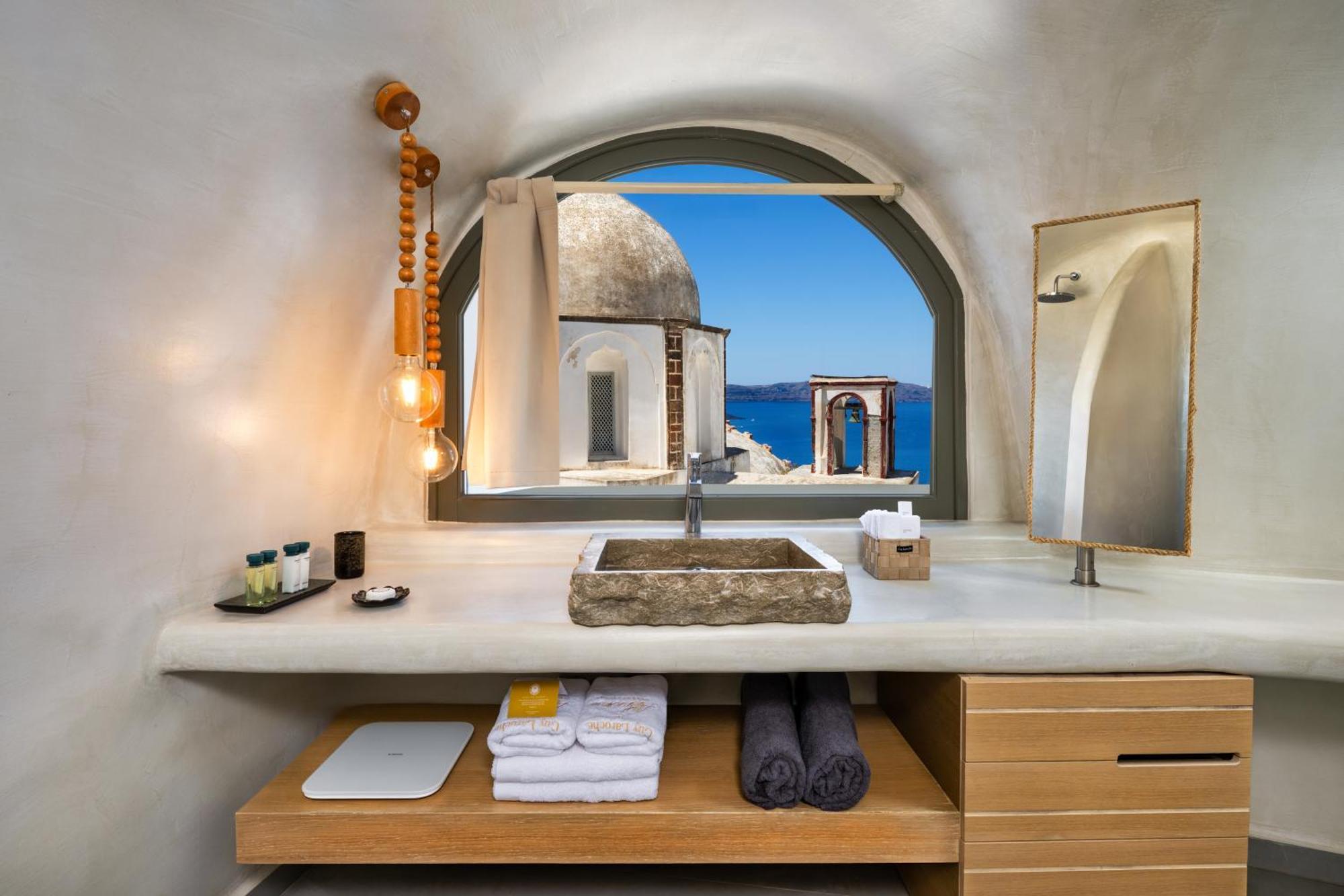 Signature Cave Suite outdoor jacuzzi