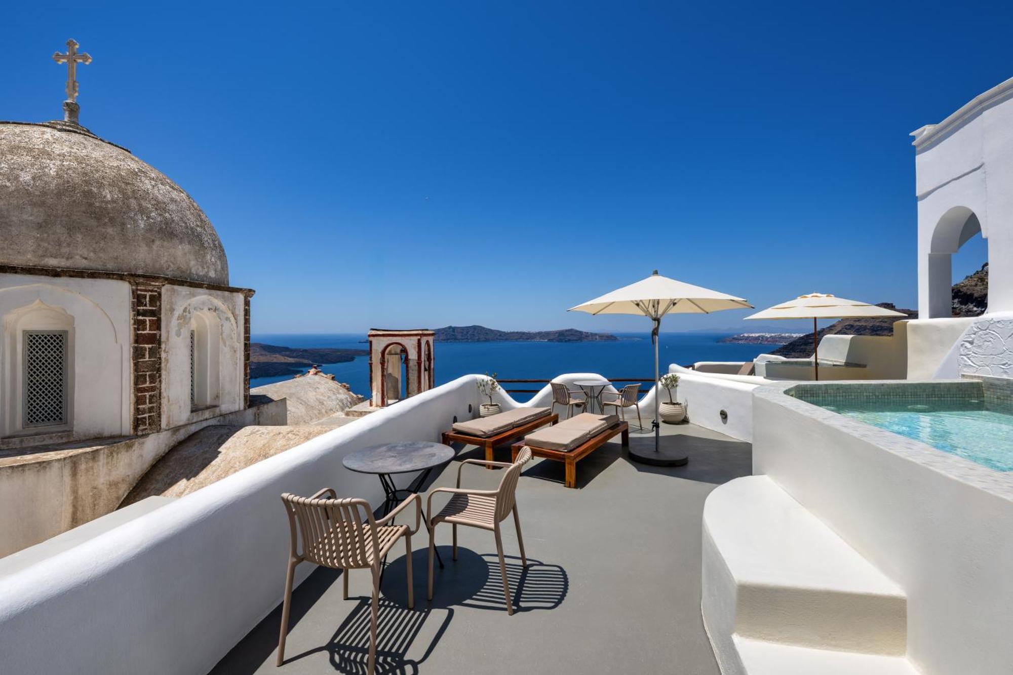 Signature Cave Suite outdoor jacuzzi