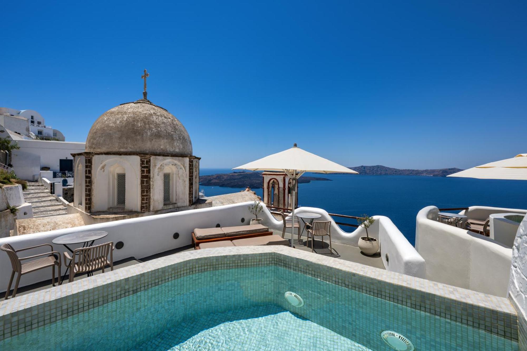 Signature Cave Suite outdoor jacuzzi