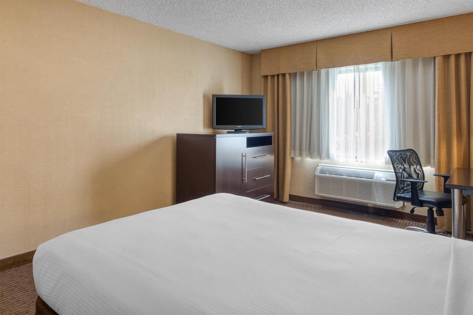Queen Room with Roll-in Shower - Non-Smoking/Mobility Access