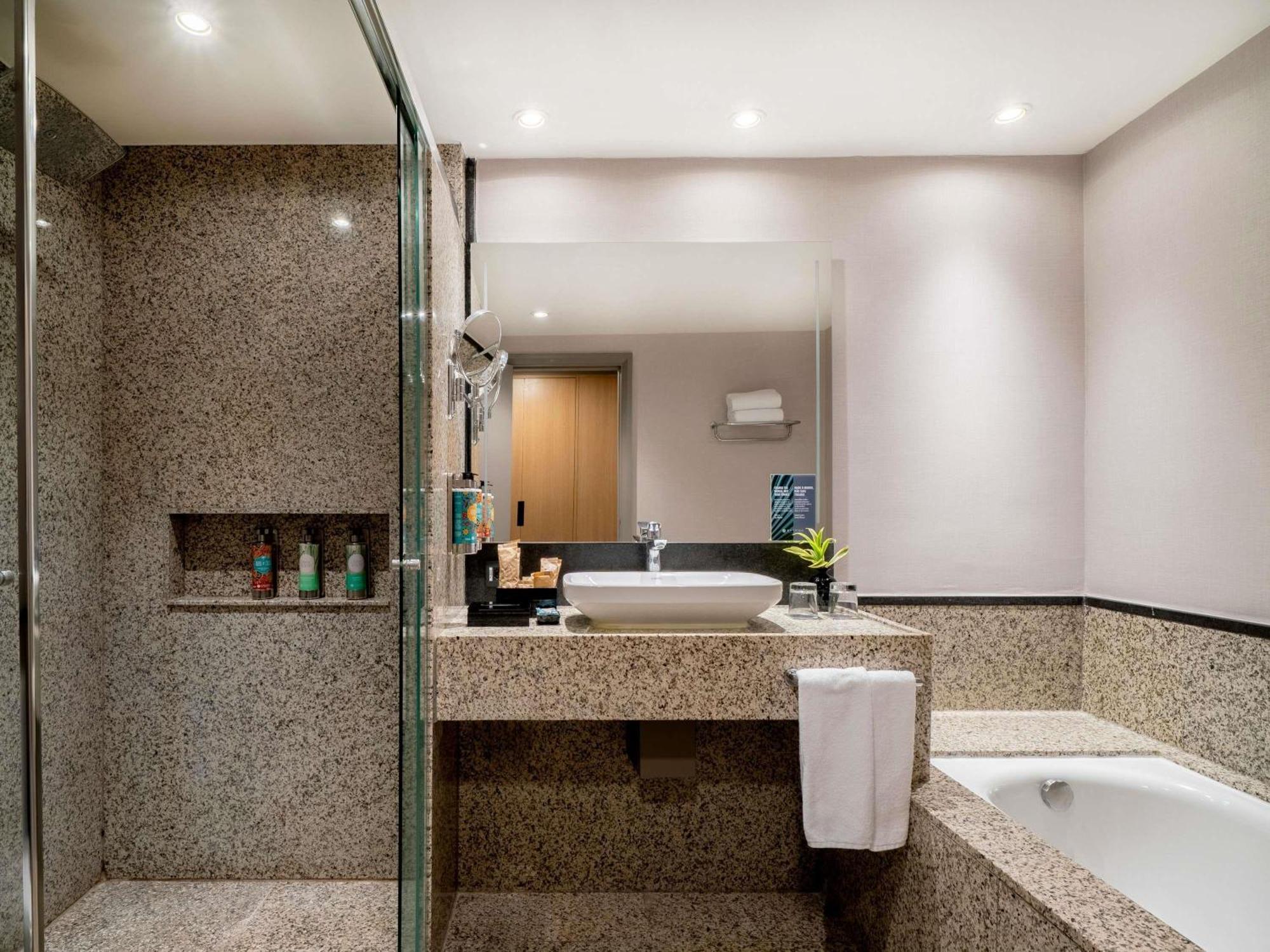 Junior King Suite Executive Lounge access