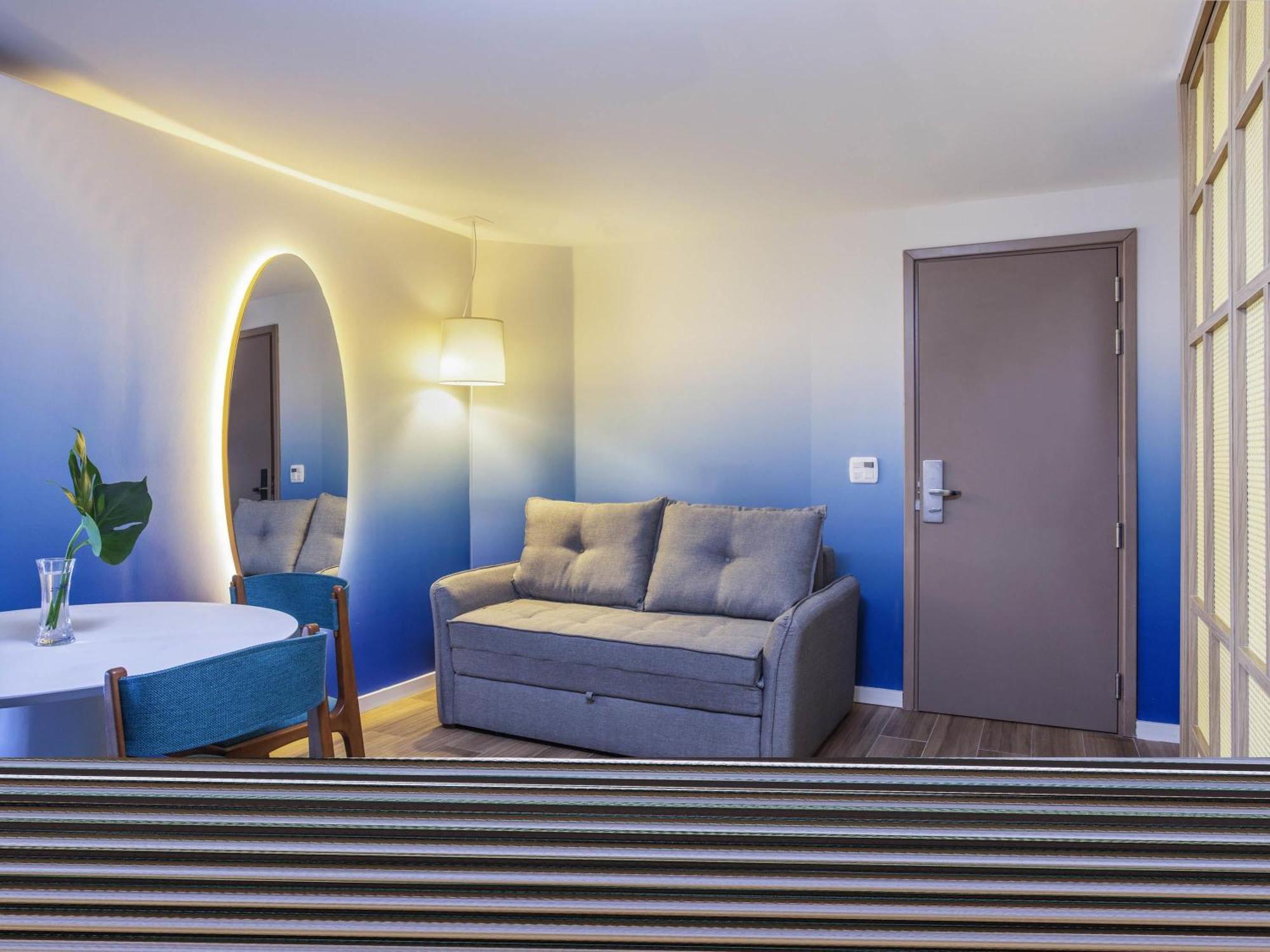 Suíte Junior cama queen com vista para o mar