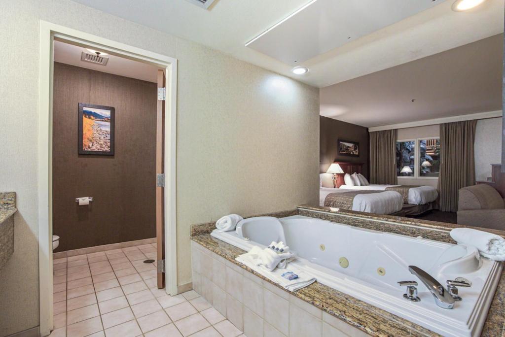 Queen Suite Spa Bath