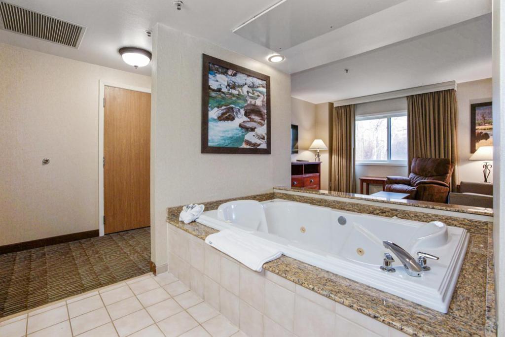 King Suite Spa Bath