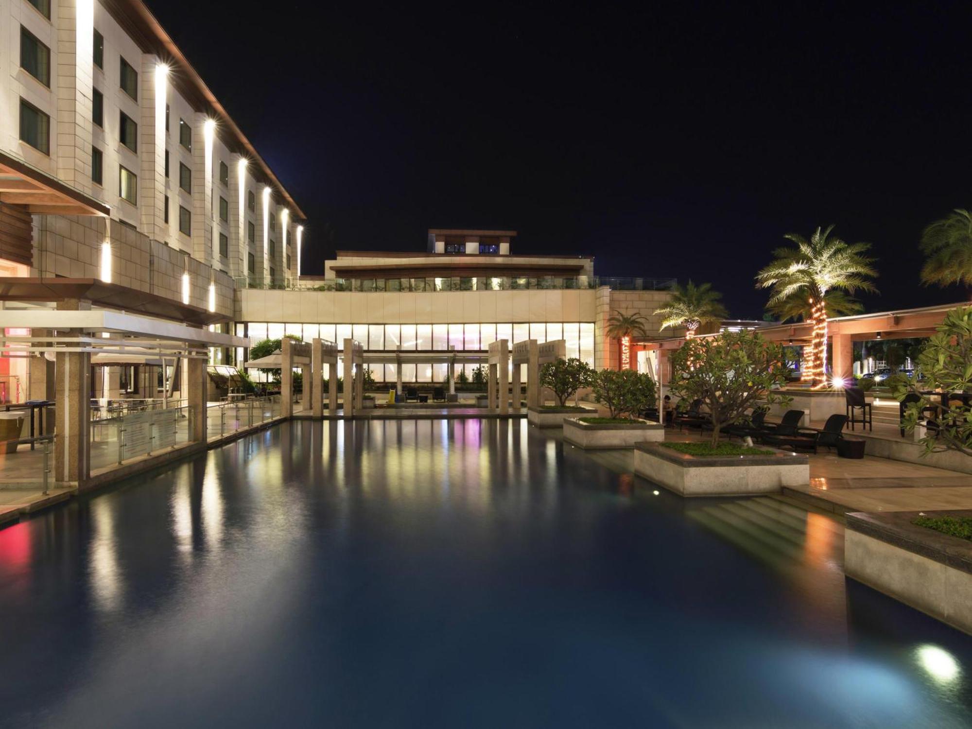 Superior King Bed Pool View