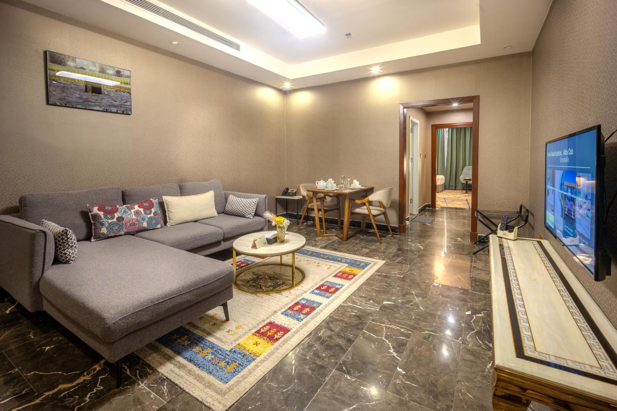 Junior Suite Airport View