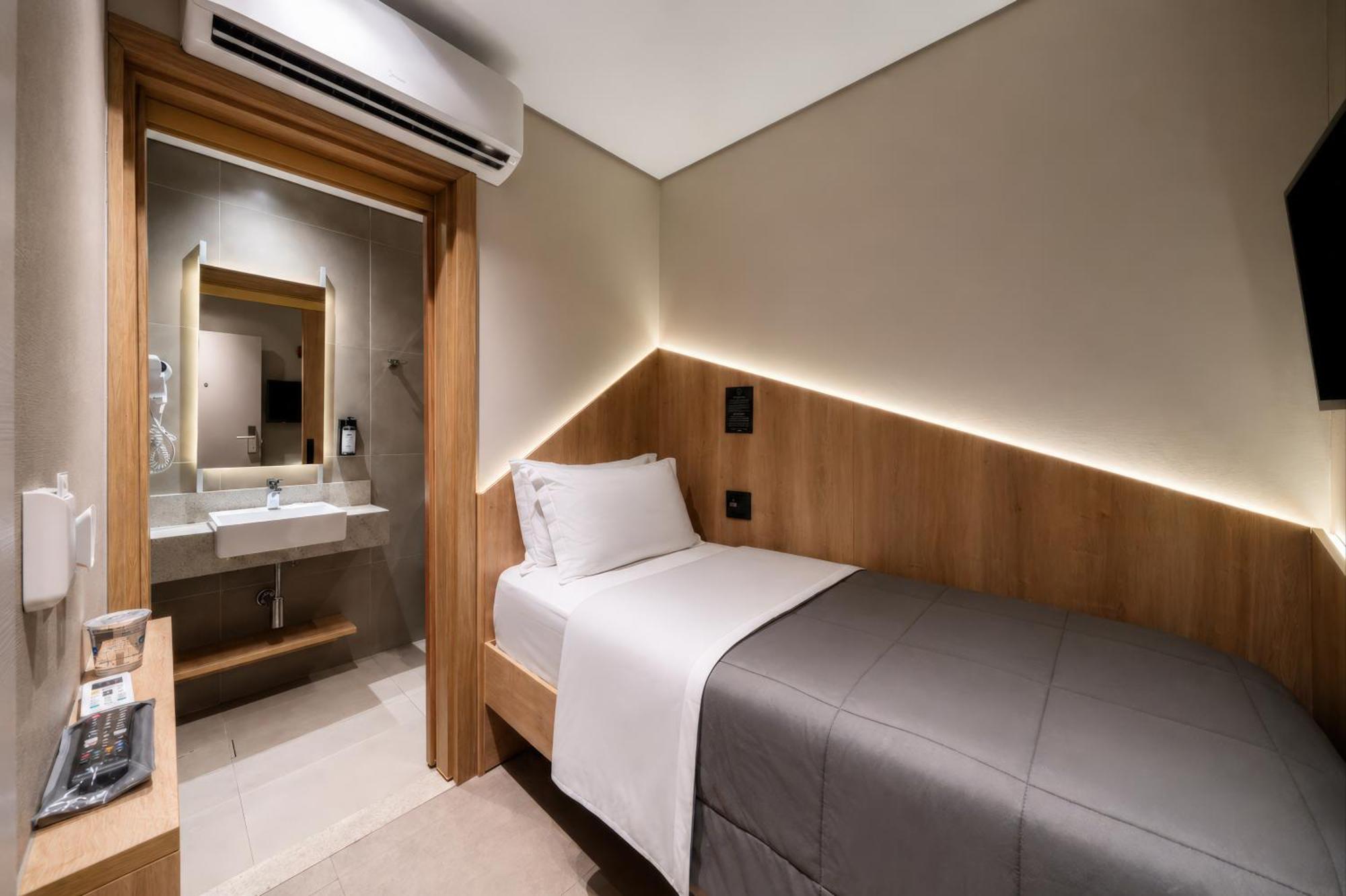 Quarto individual com banheiro compartilhado