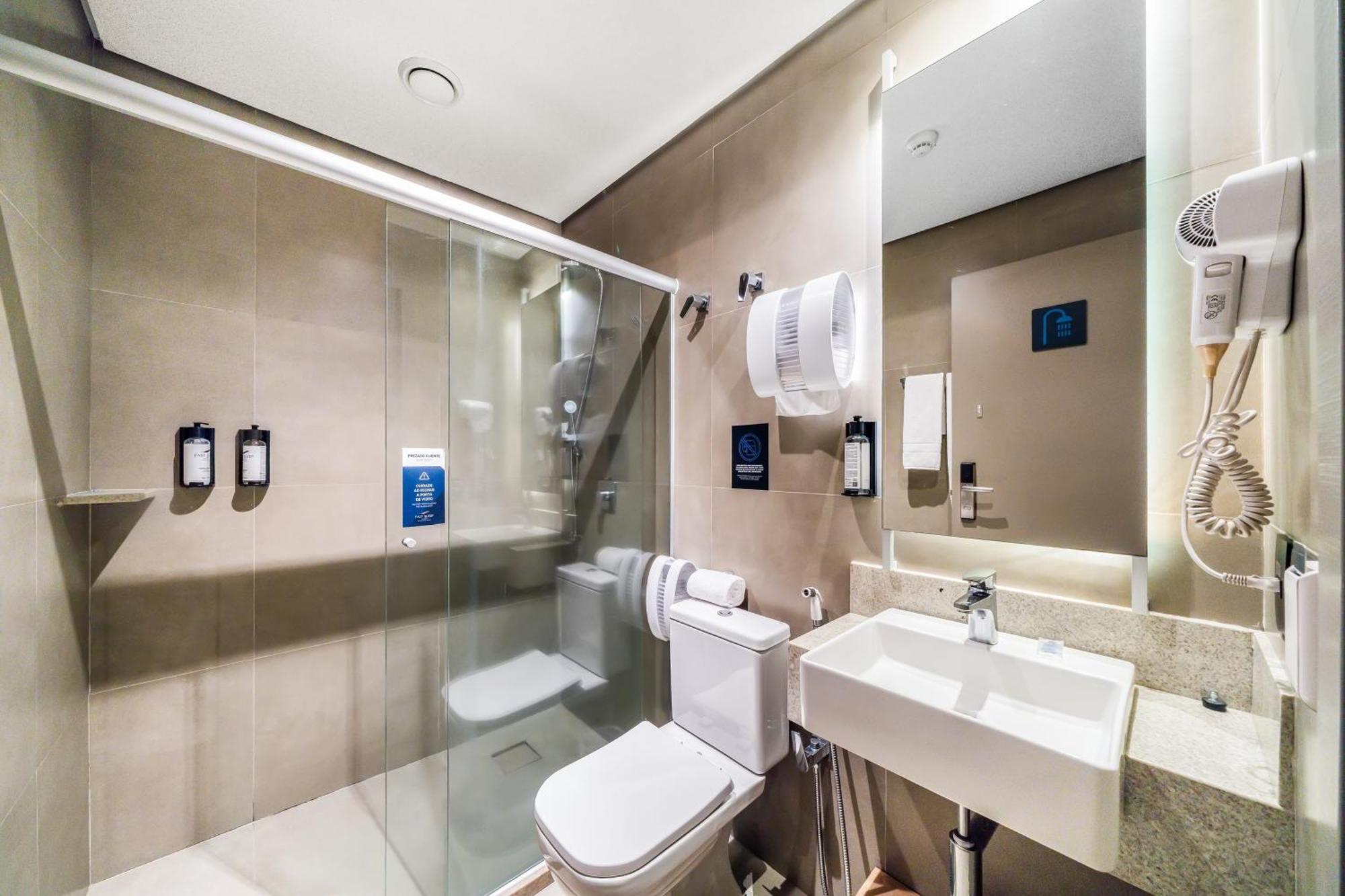 Quarto individual com banheiro compartilhado