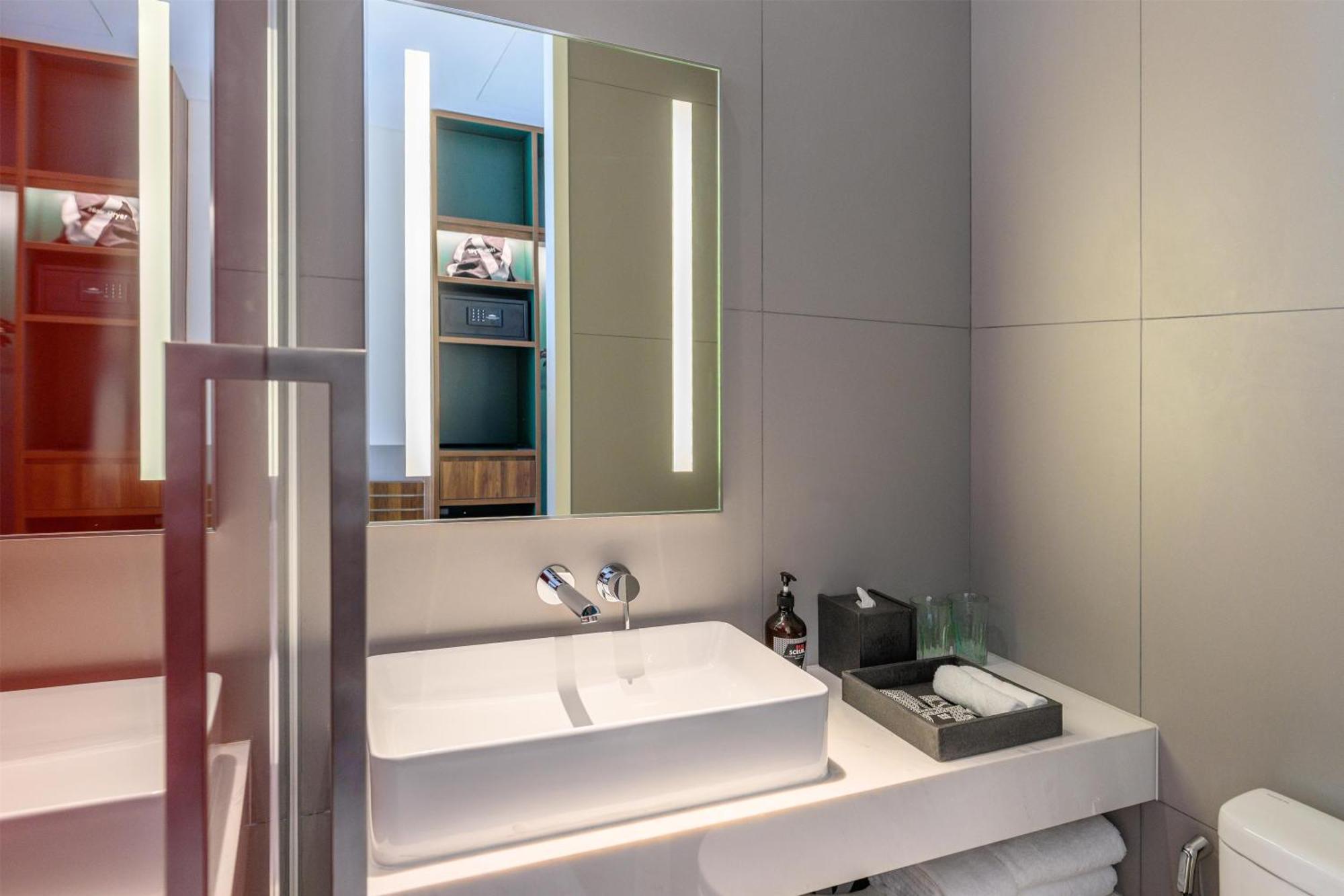 Deluxe King Room City View