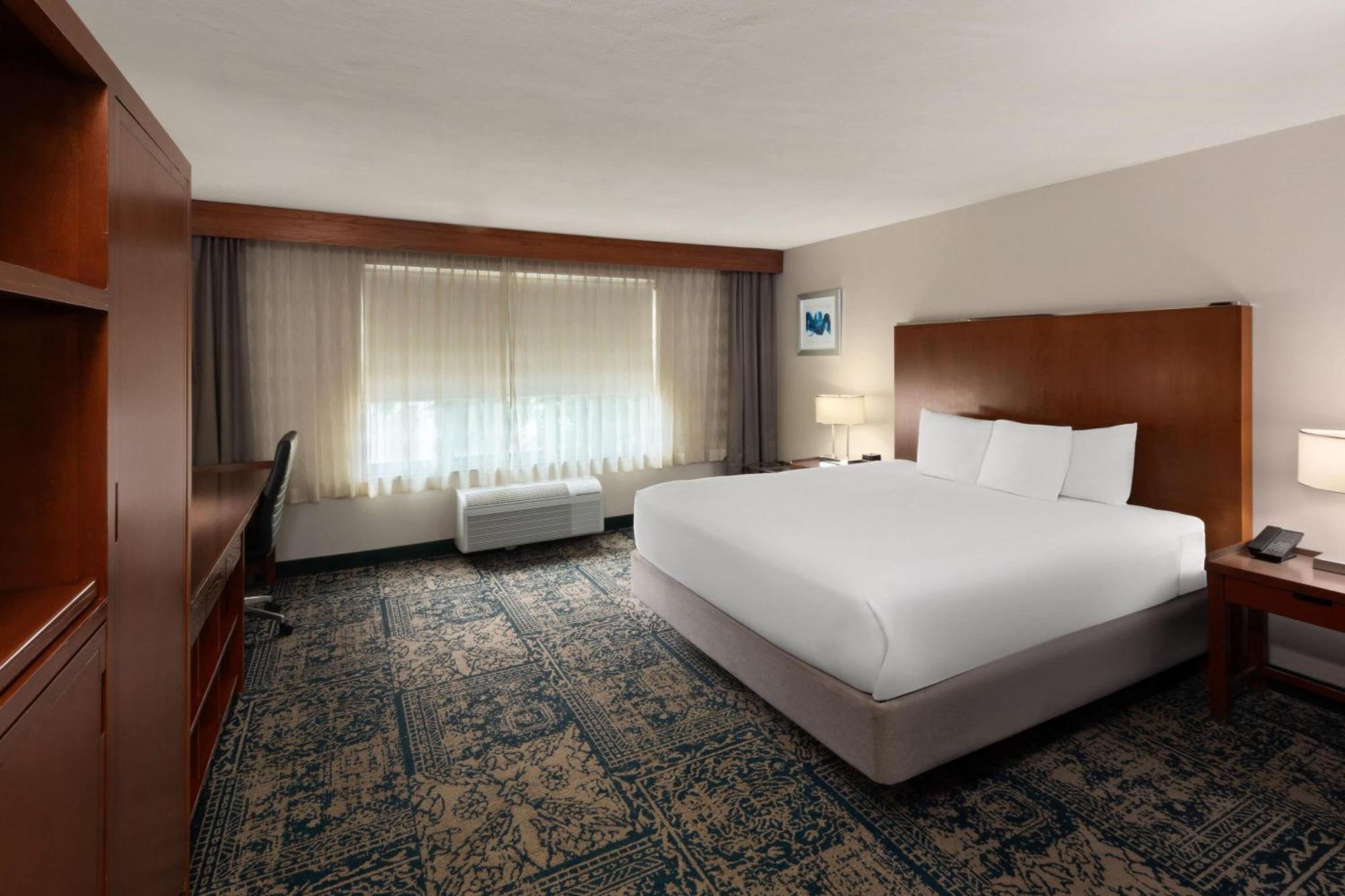 Deluxe King Room - Mobility/Hearing Accessible with Tub with Grab Bars/Non-Smoking