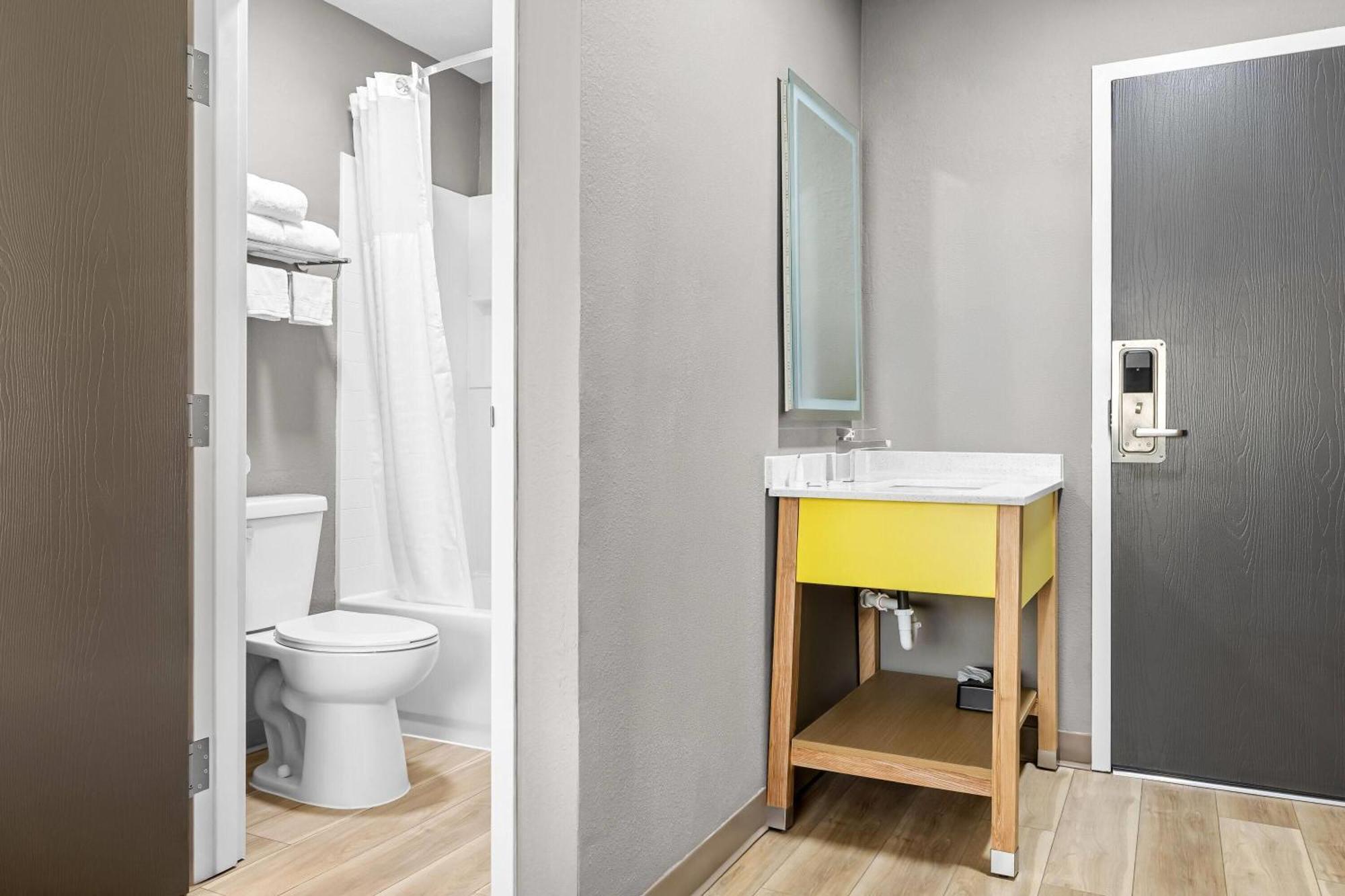Queen Room Bathtub Grab Bars Mobility Accessible or Non-Smoking
