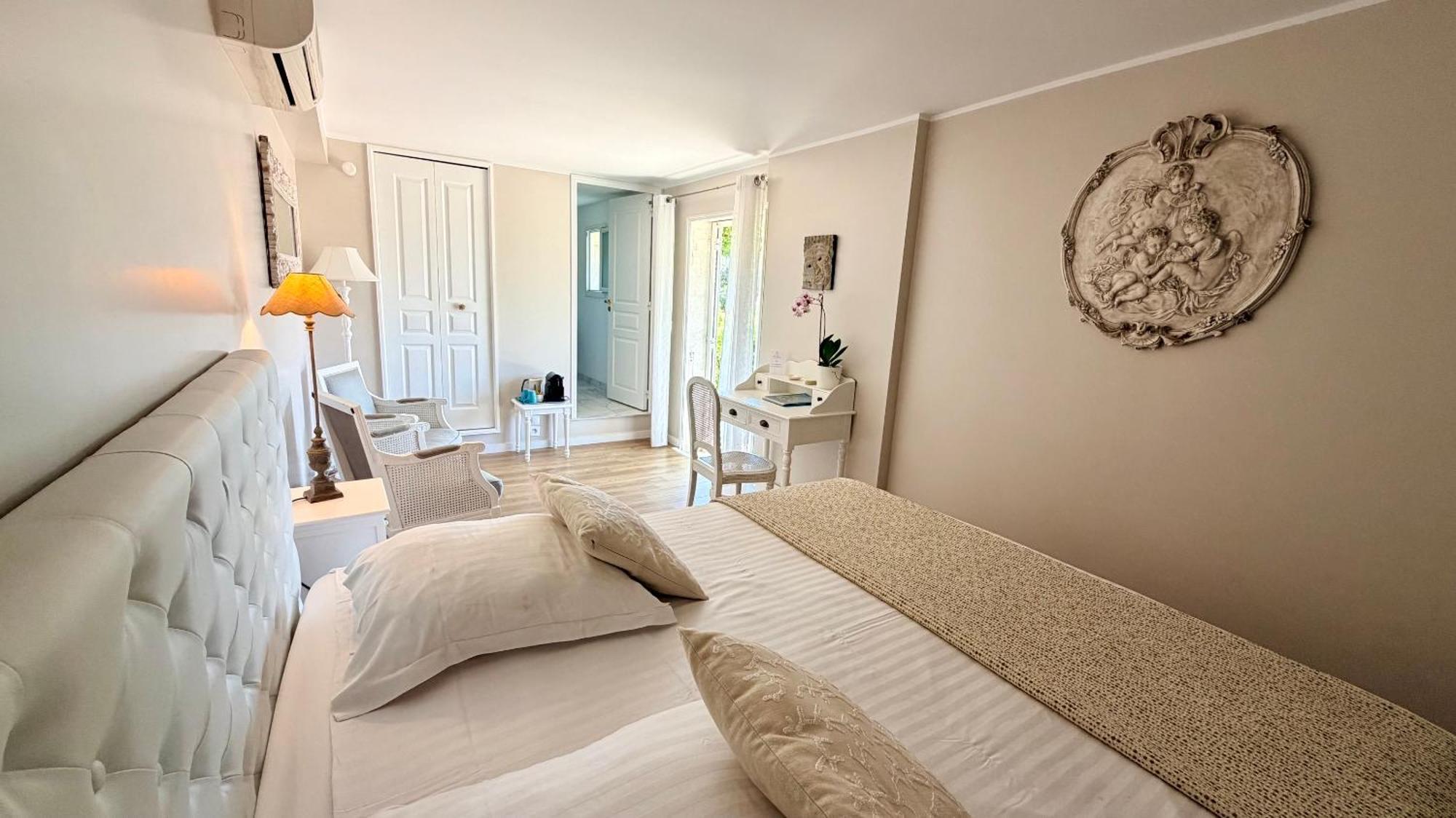 Deluxe Double Room Shower