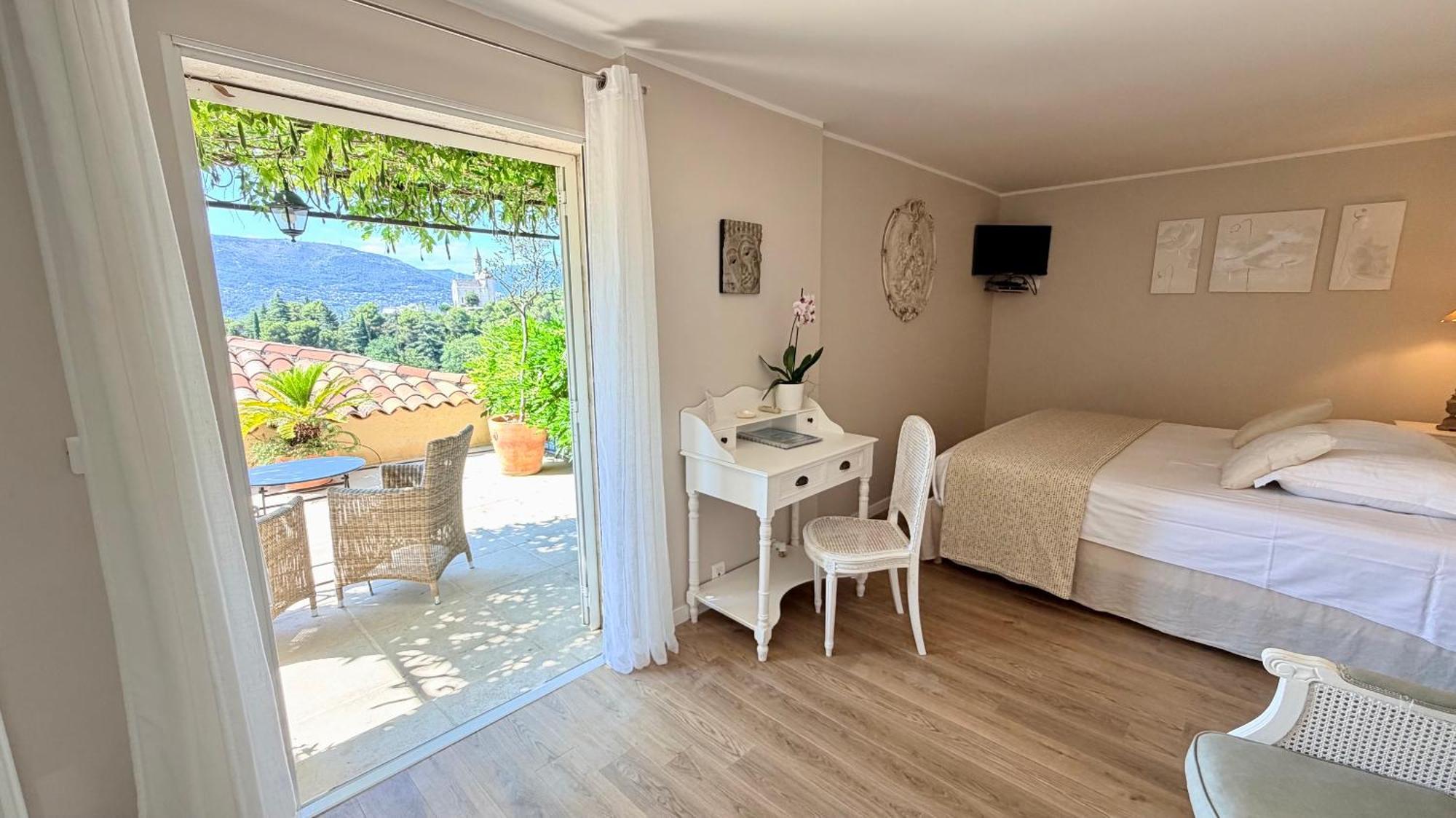 Deluxe Double Room Shower