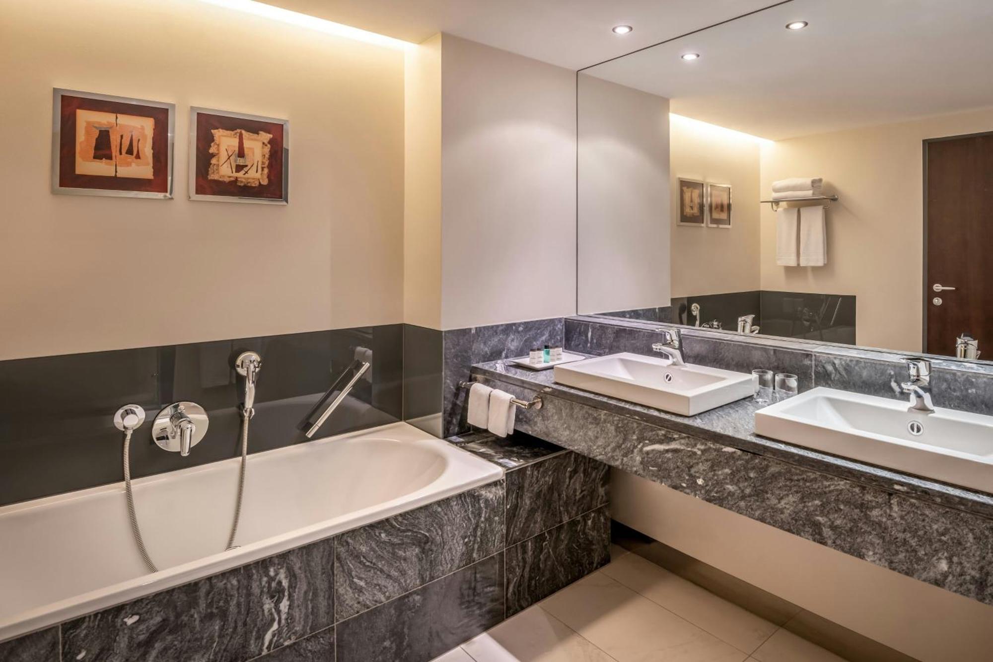 Sky Suite city view & ETAGE7 access