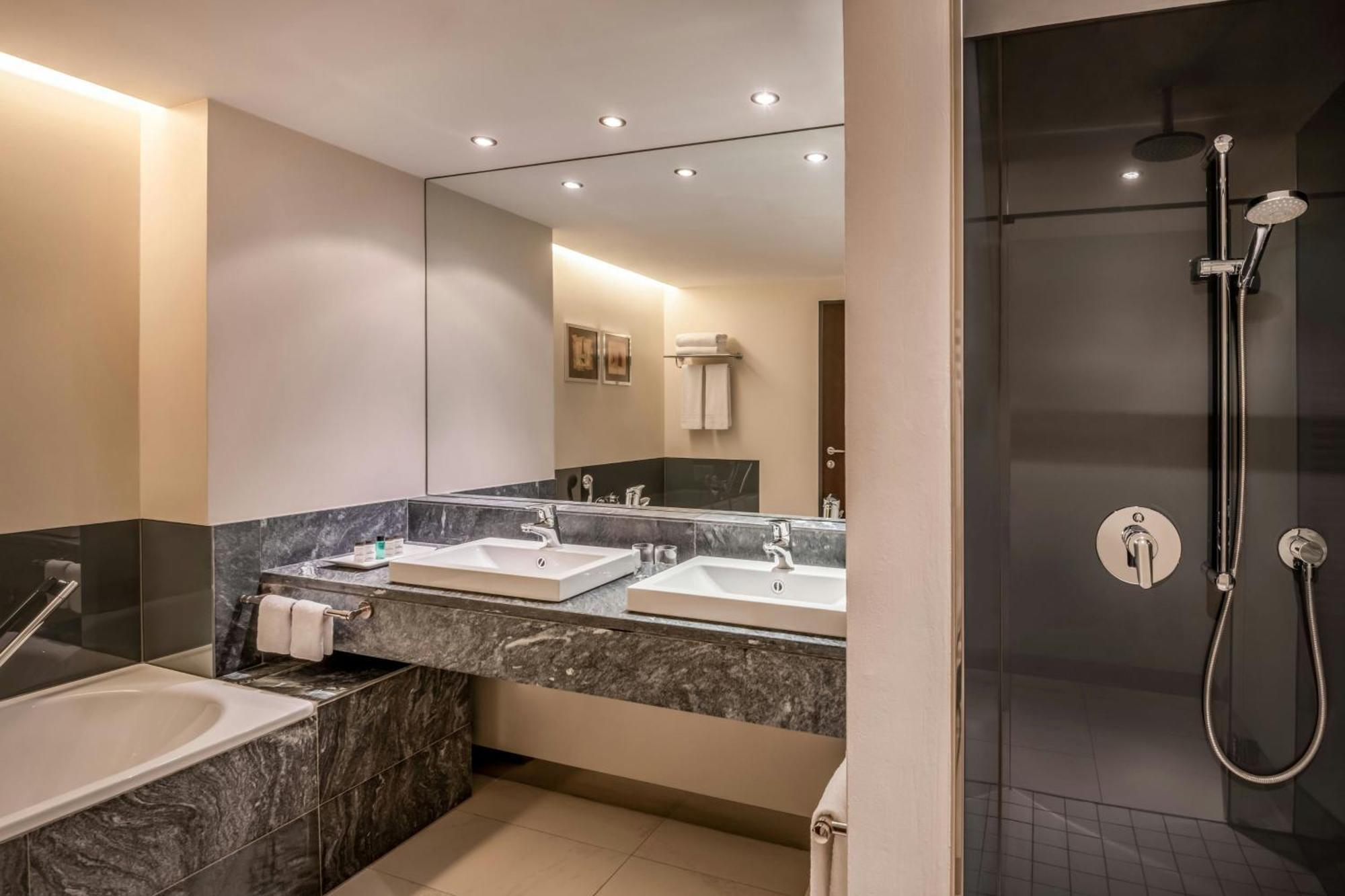 Sky Suite garden view & Lounge Access