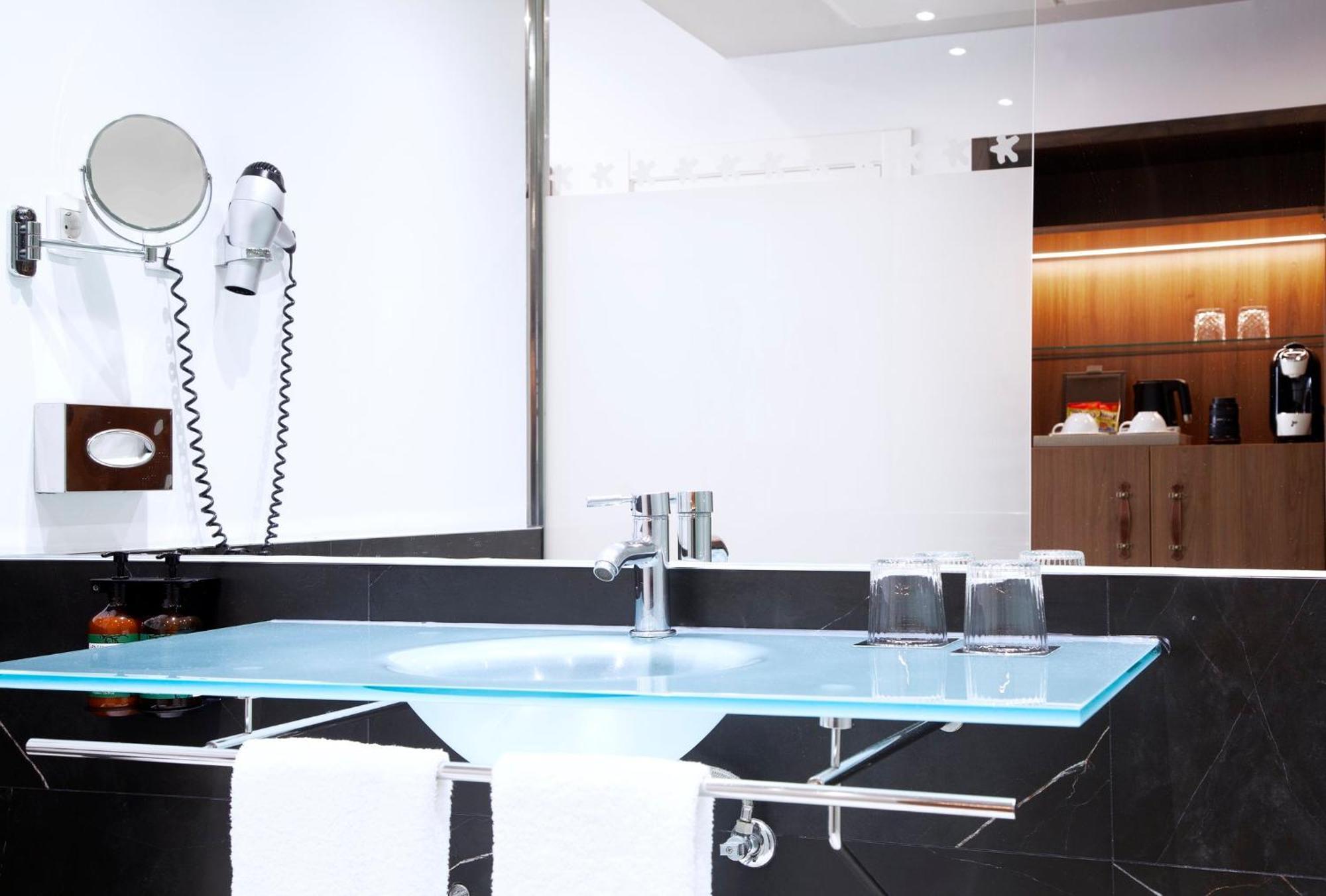 Standard Room with Two Single Beds - Accessible