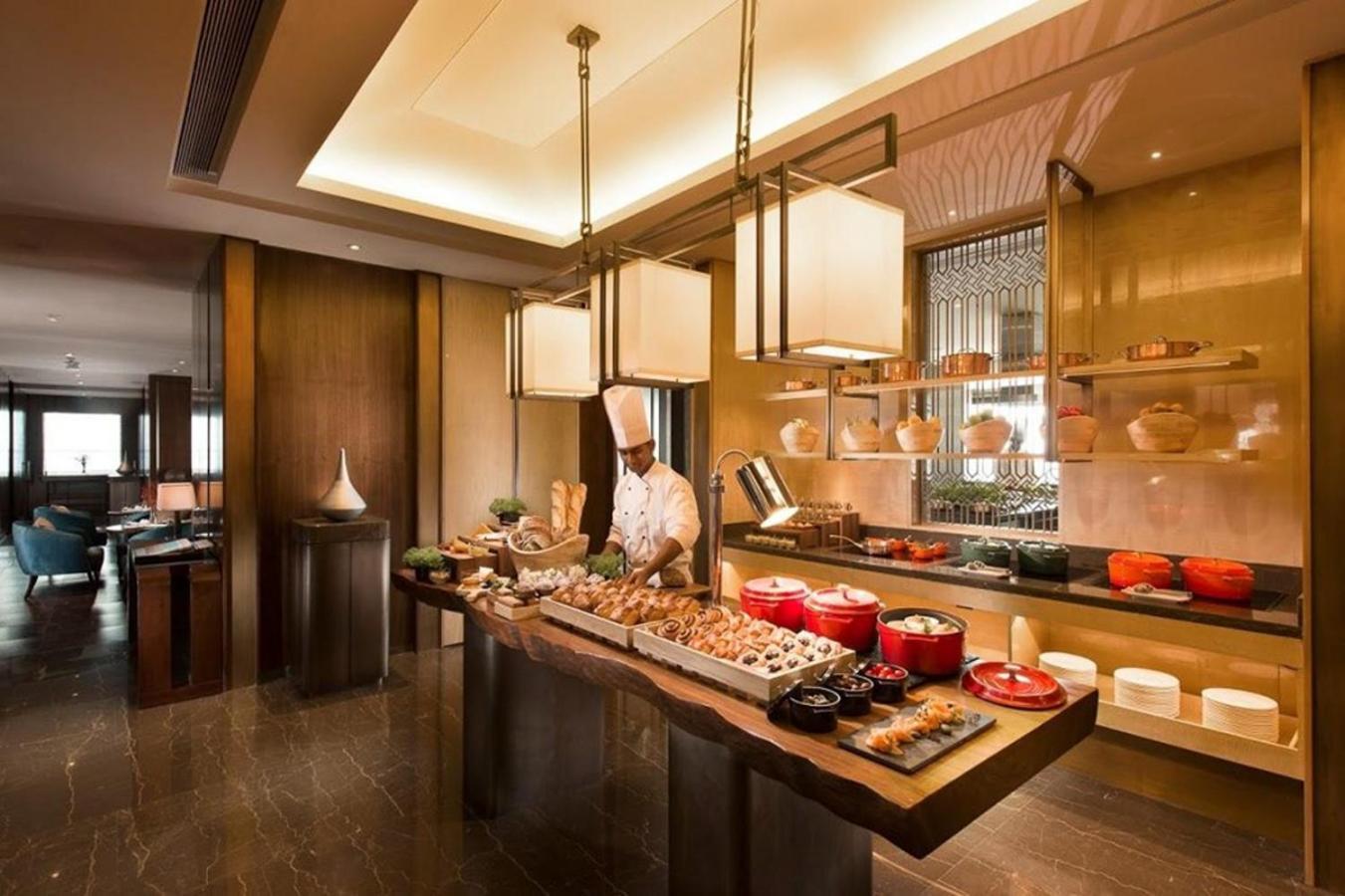 Deluxe Suite Executive Lounge Access