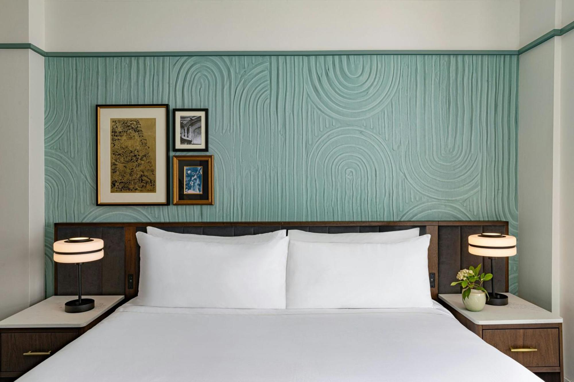 Deluxe Queen Room