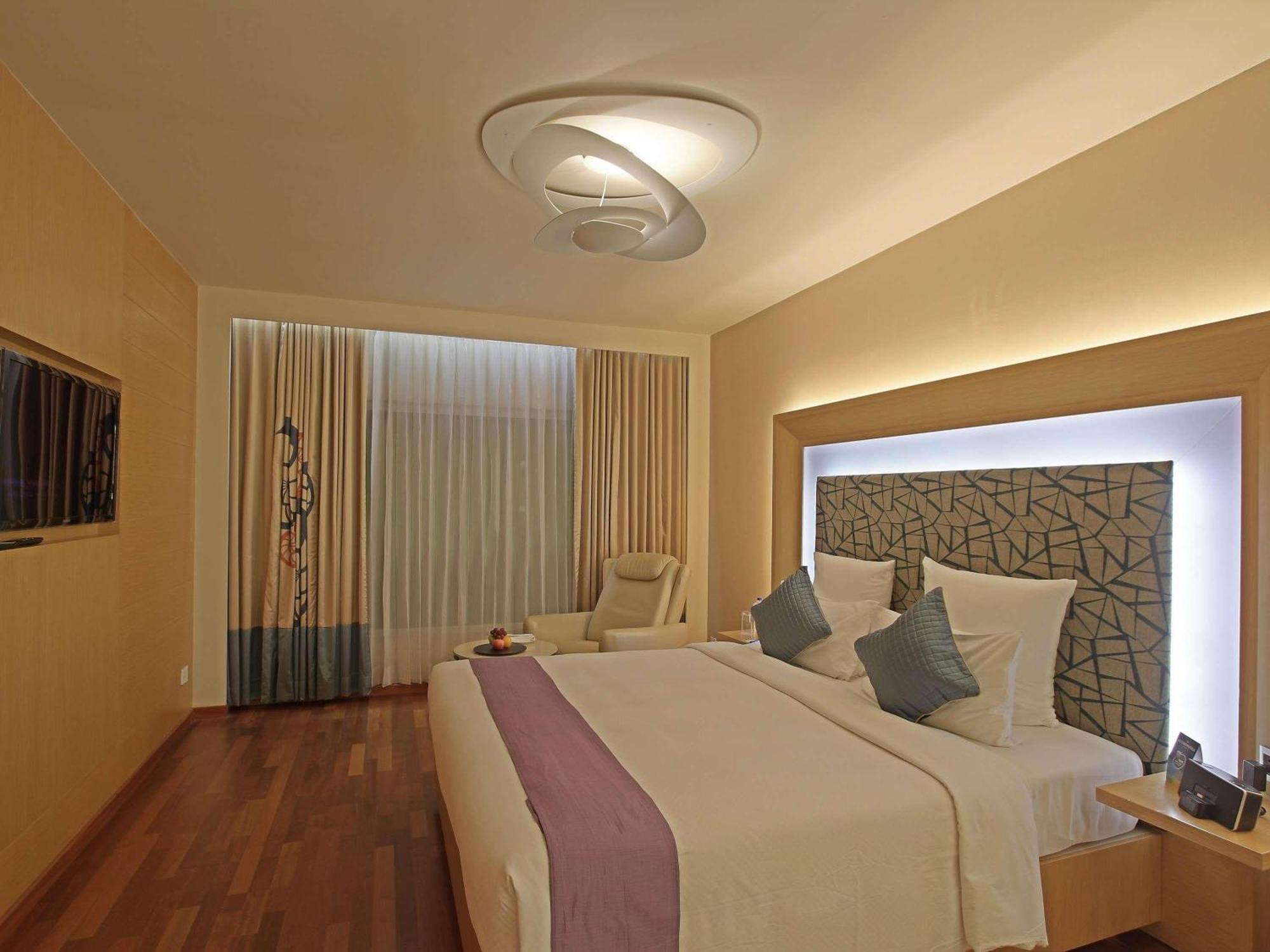 Premier Room 1 King Bed with Premier Lounge Access along with 2 Pieces of Laundry per room per night on non-cumulative basis.