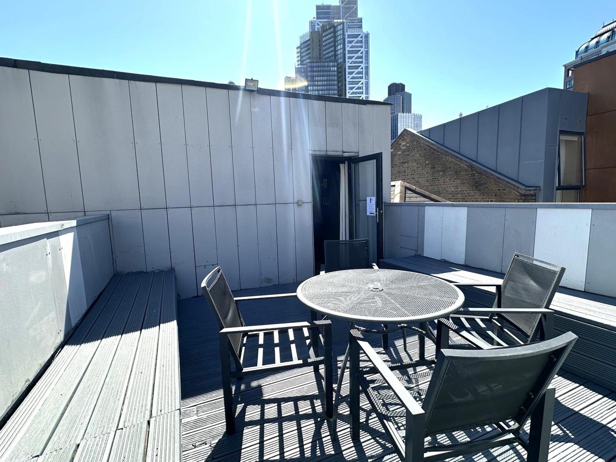 Deluxe Apartment