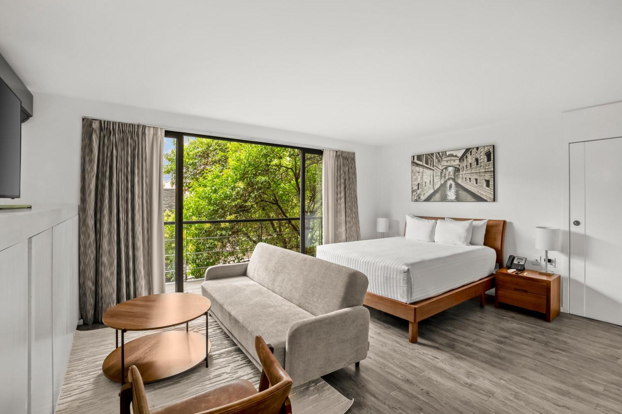 Deluxe Double Room One Queen Bed