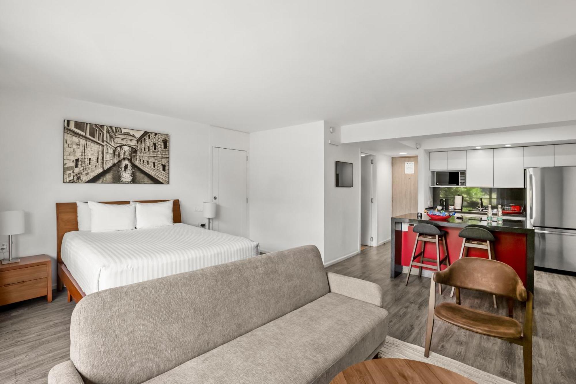 Deluxe Double Room One Queen Bed