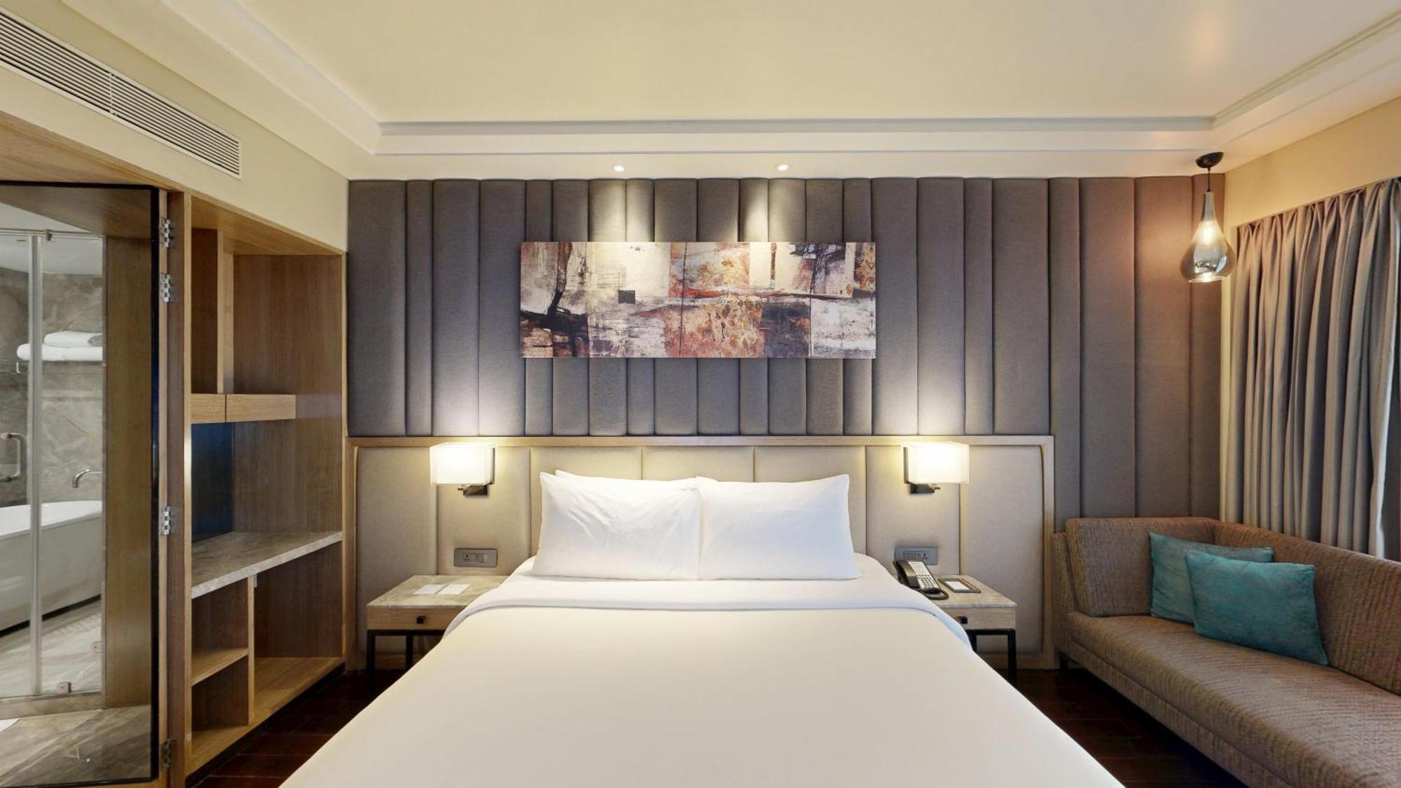 Suite Bathtub on Session of Spa on Laundry Services snacks soft drinks & fruit platter Airport Drop to T1 & T2 Early Check & Late Check-out