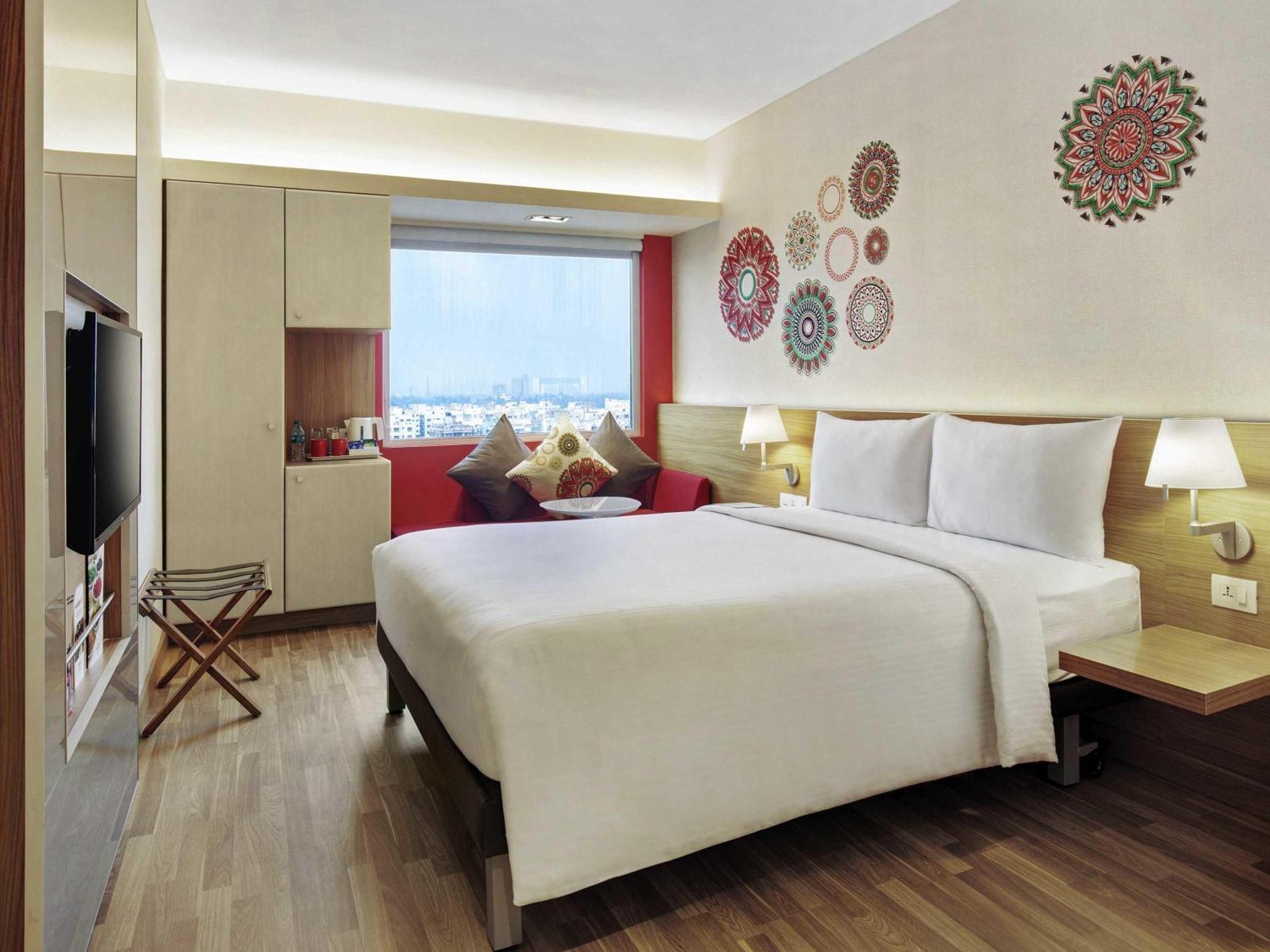 Superior Queen Room on F&B