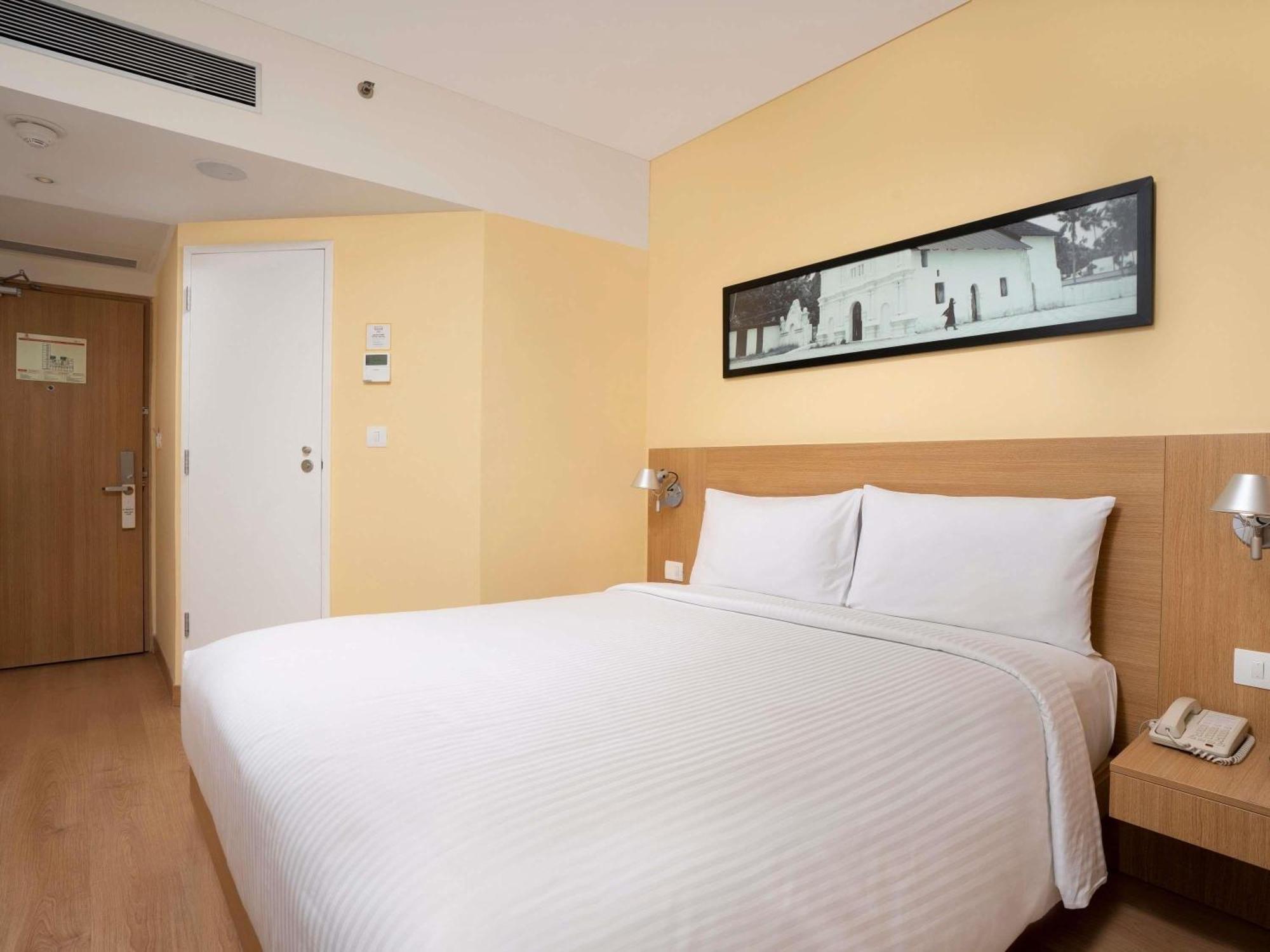 Superior Queen Room on F&B
