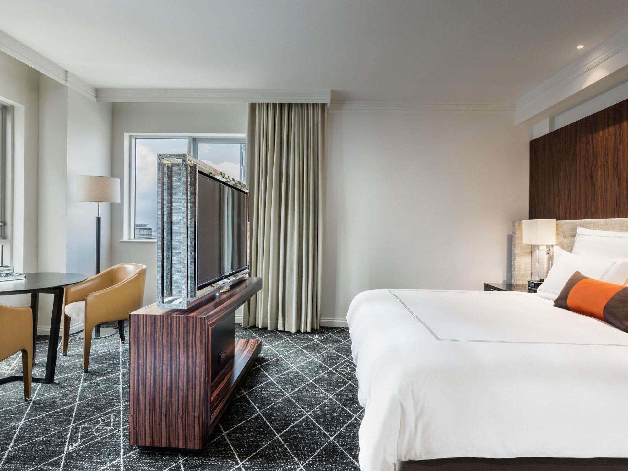 Suite with Club Floor Access - High Floor