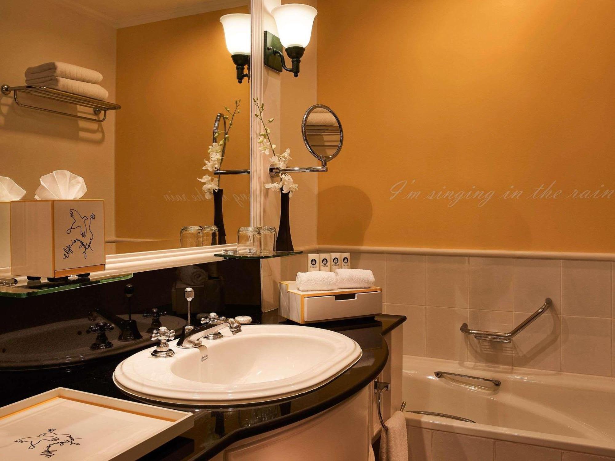 Superior King Room Club Access