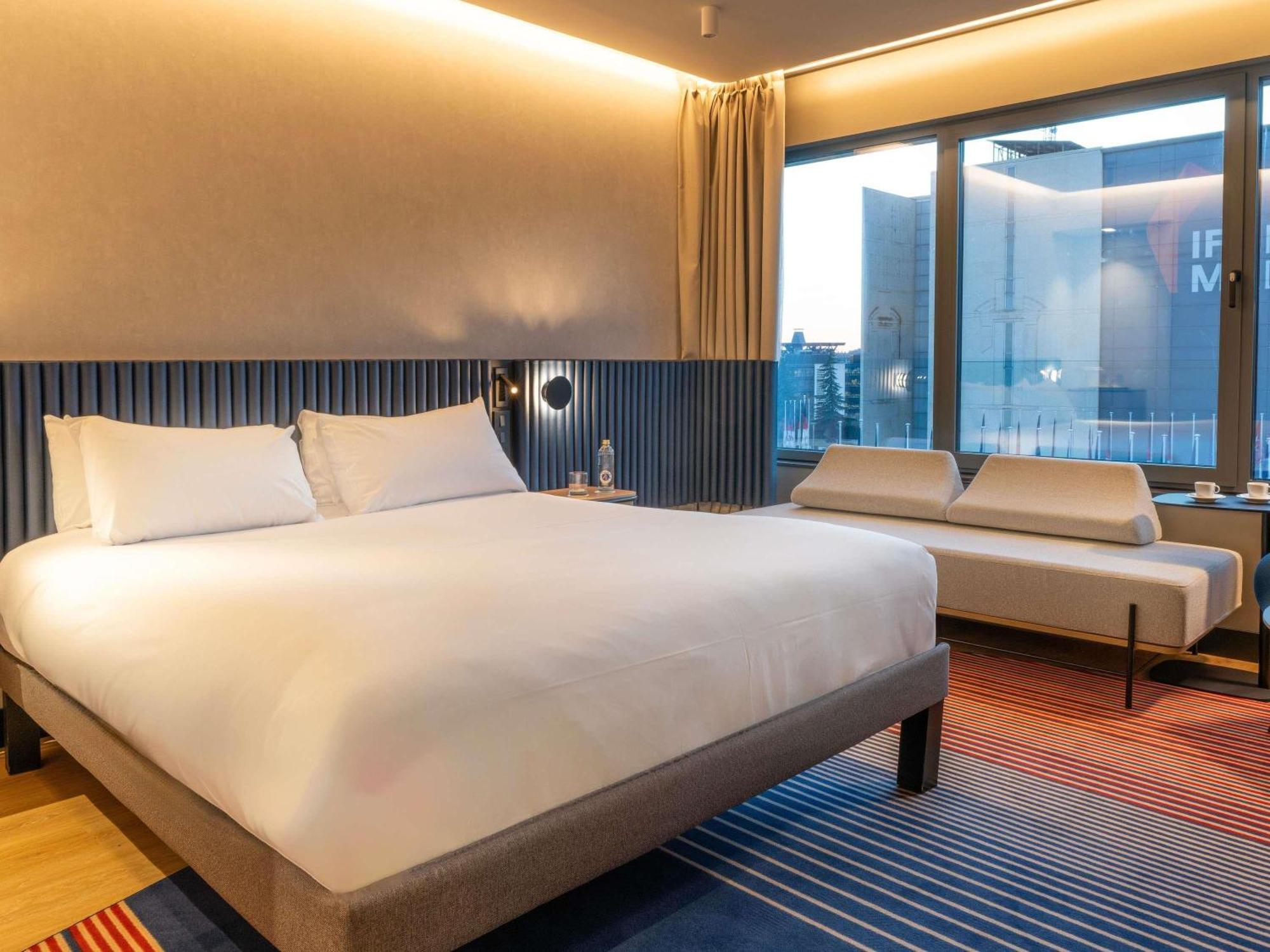 Executive Queen Room with One Queen Bed in the Deluxe Building