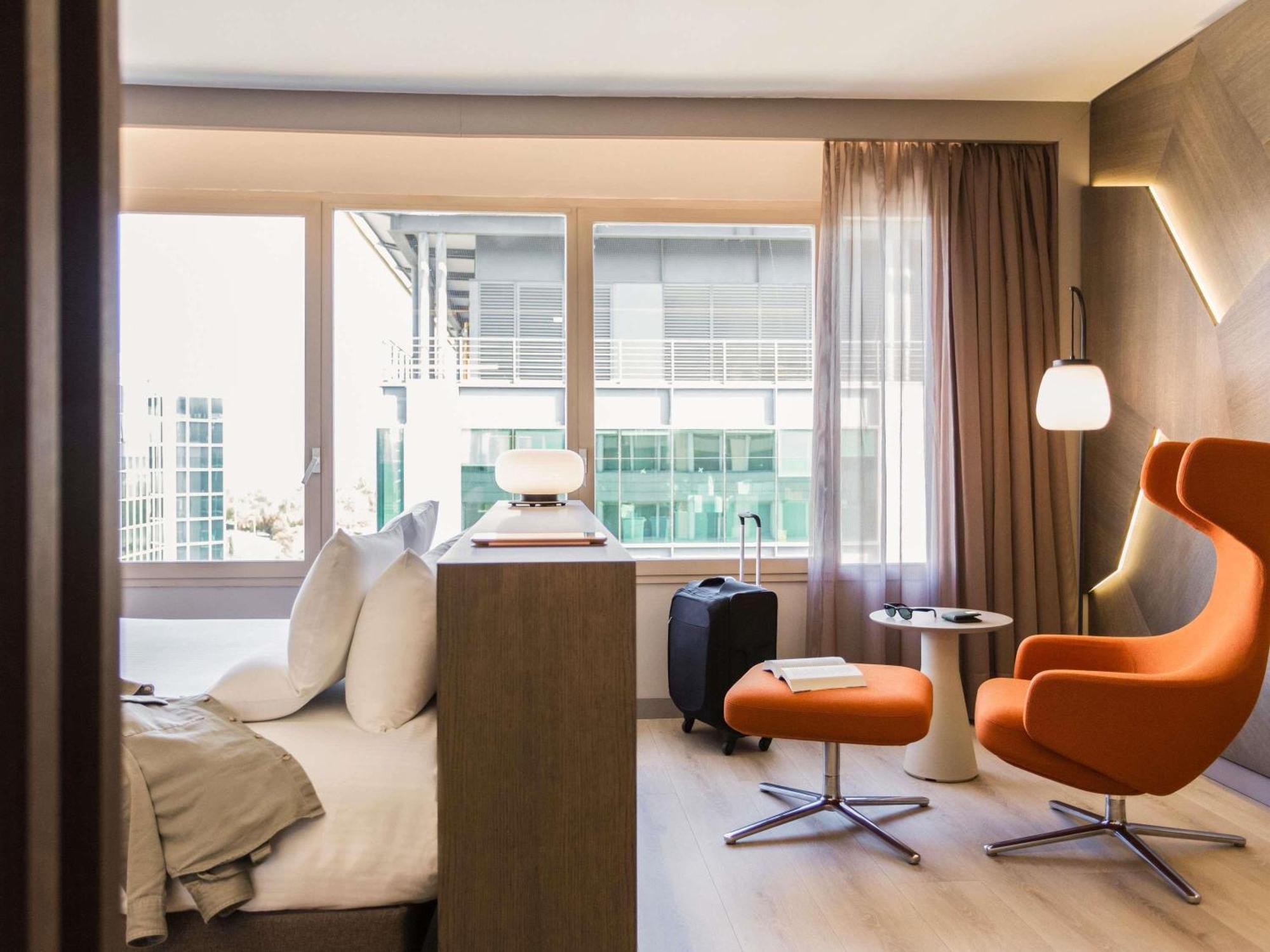 Junior Queen Suite Plaza Building