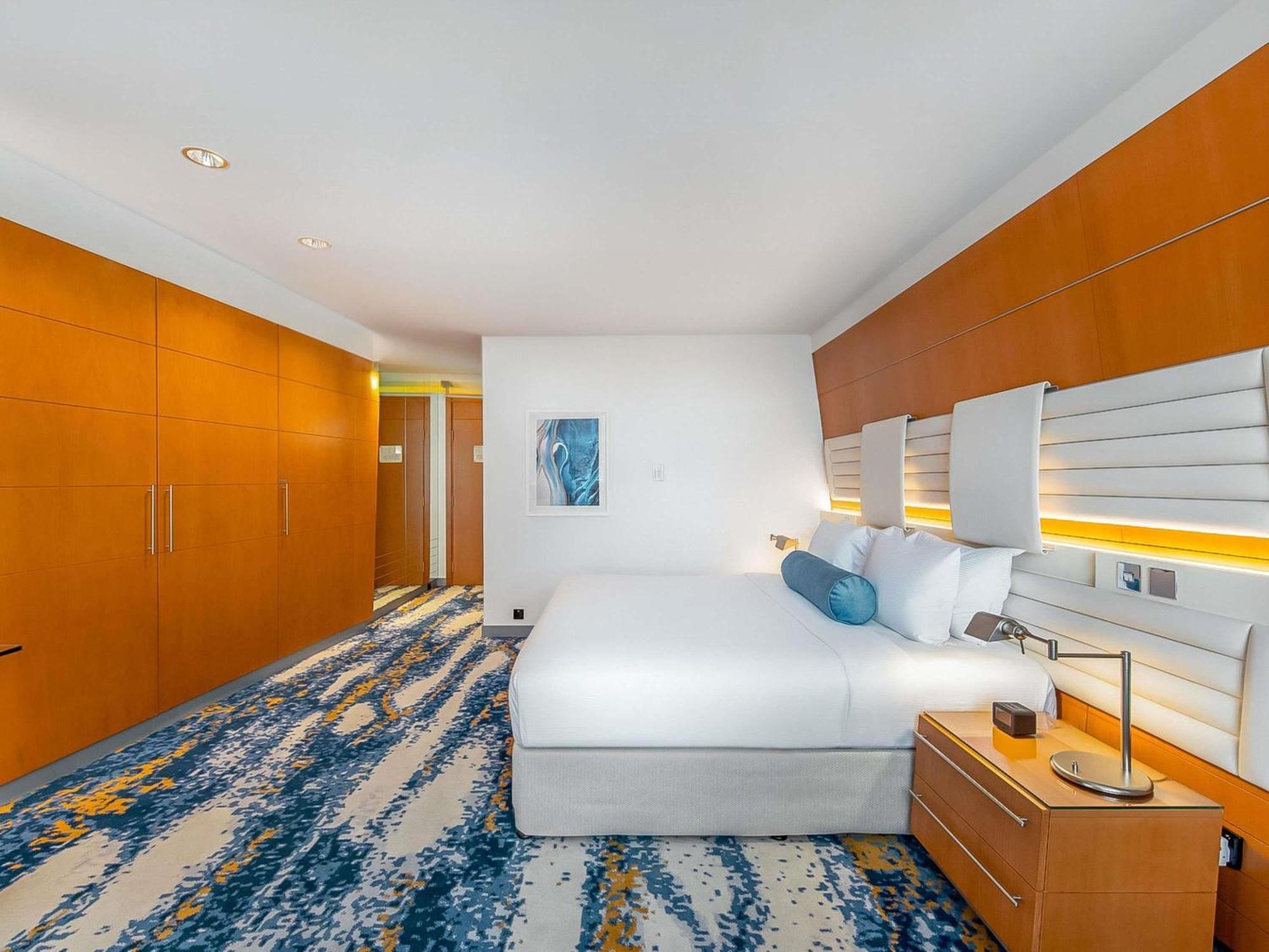 Deluxe king bed room