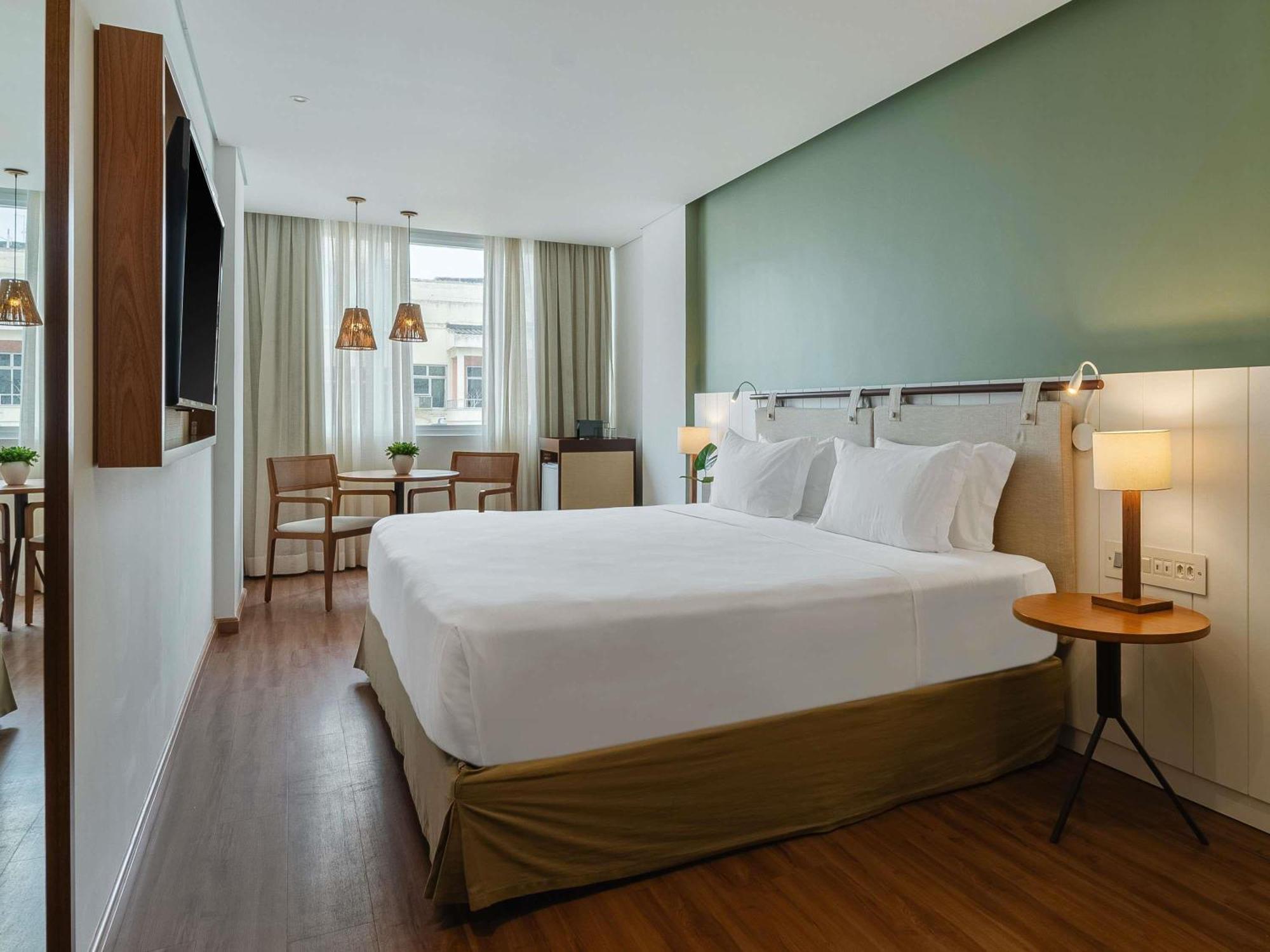 Premium Luxury King Room Partial Side Sea View