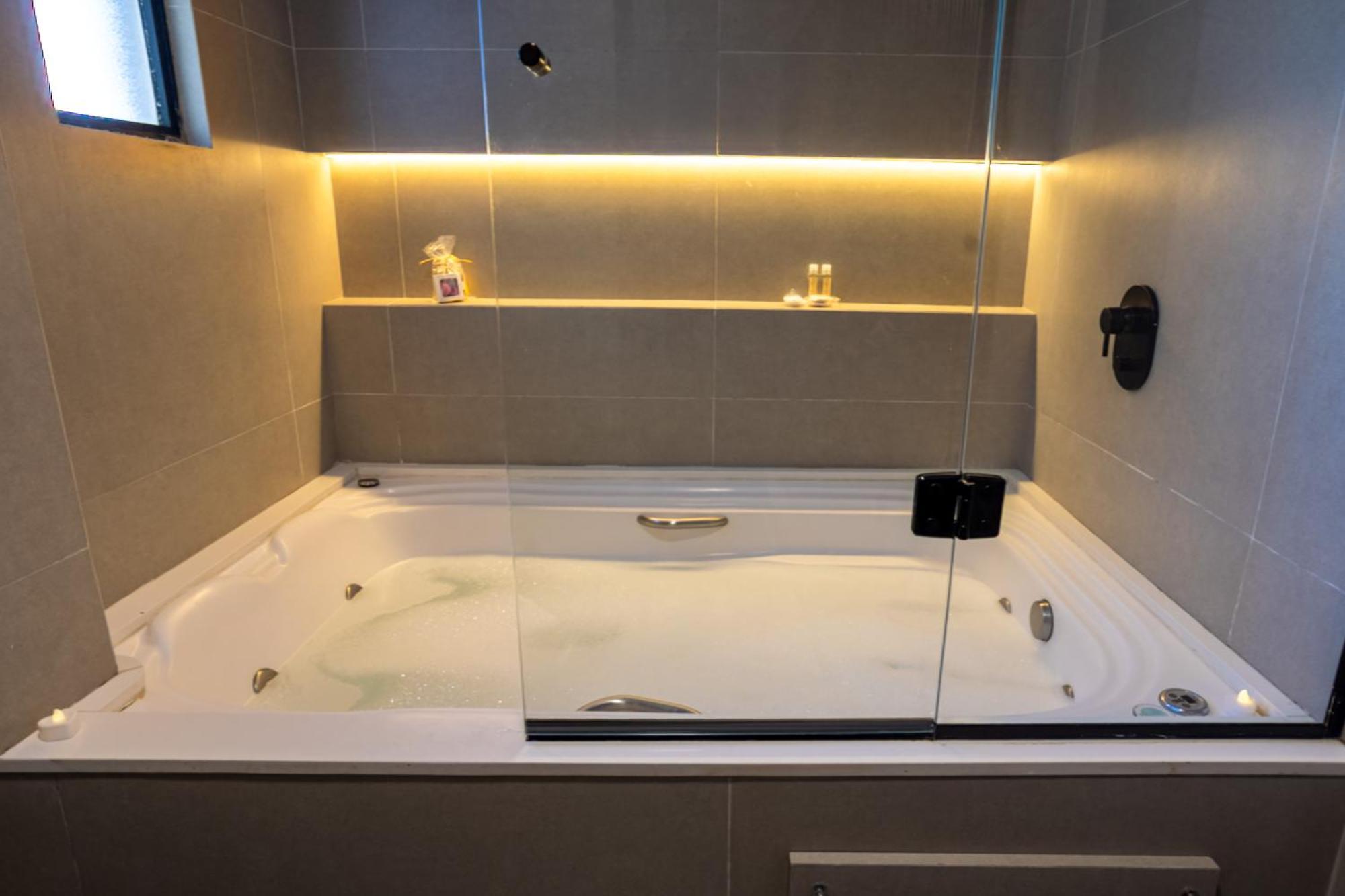 Studio Spa Bath