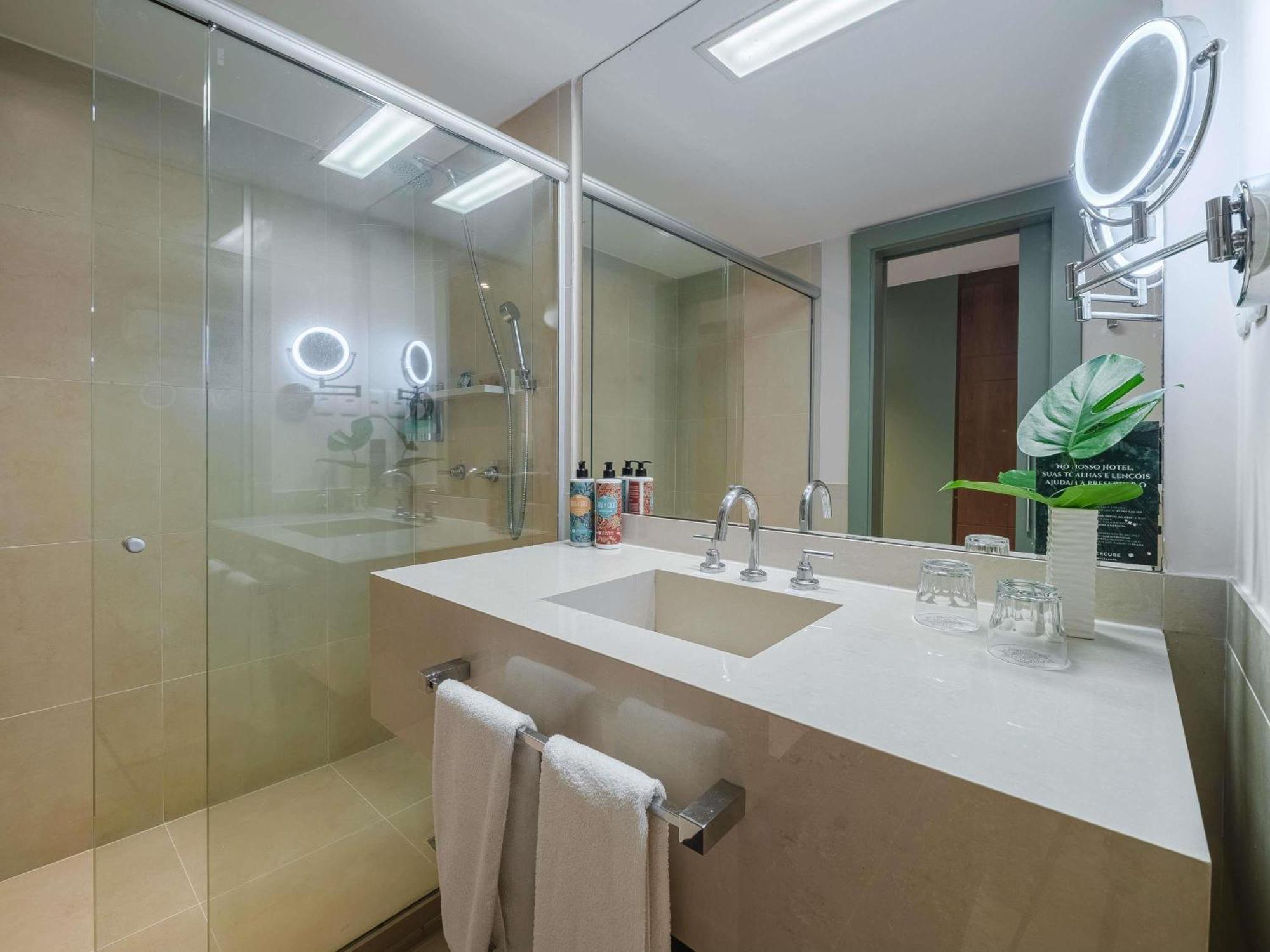 Deluxe Room Two Single Beds City View