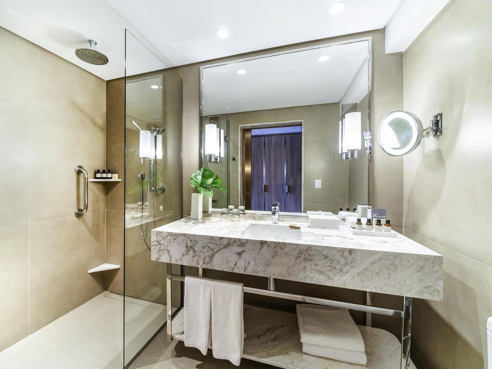 Fairmont Gold Twin Room City View