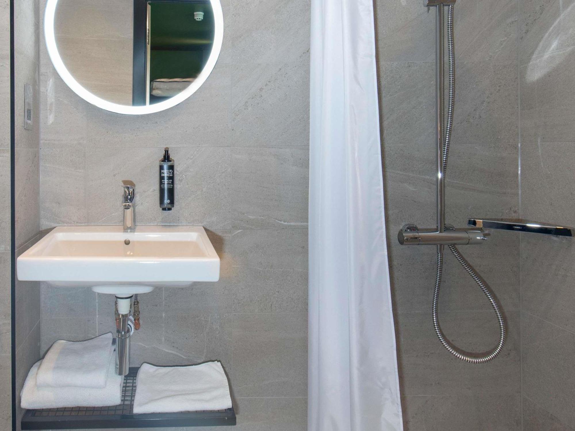 Standard Double Room Mobility Access
