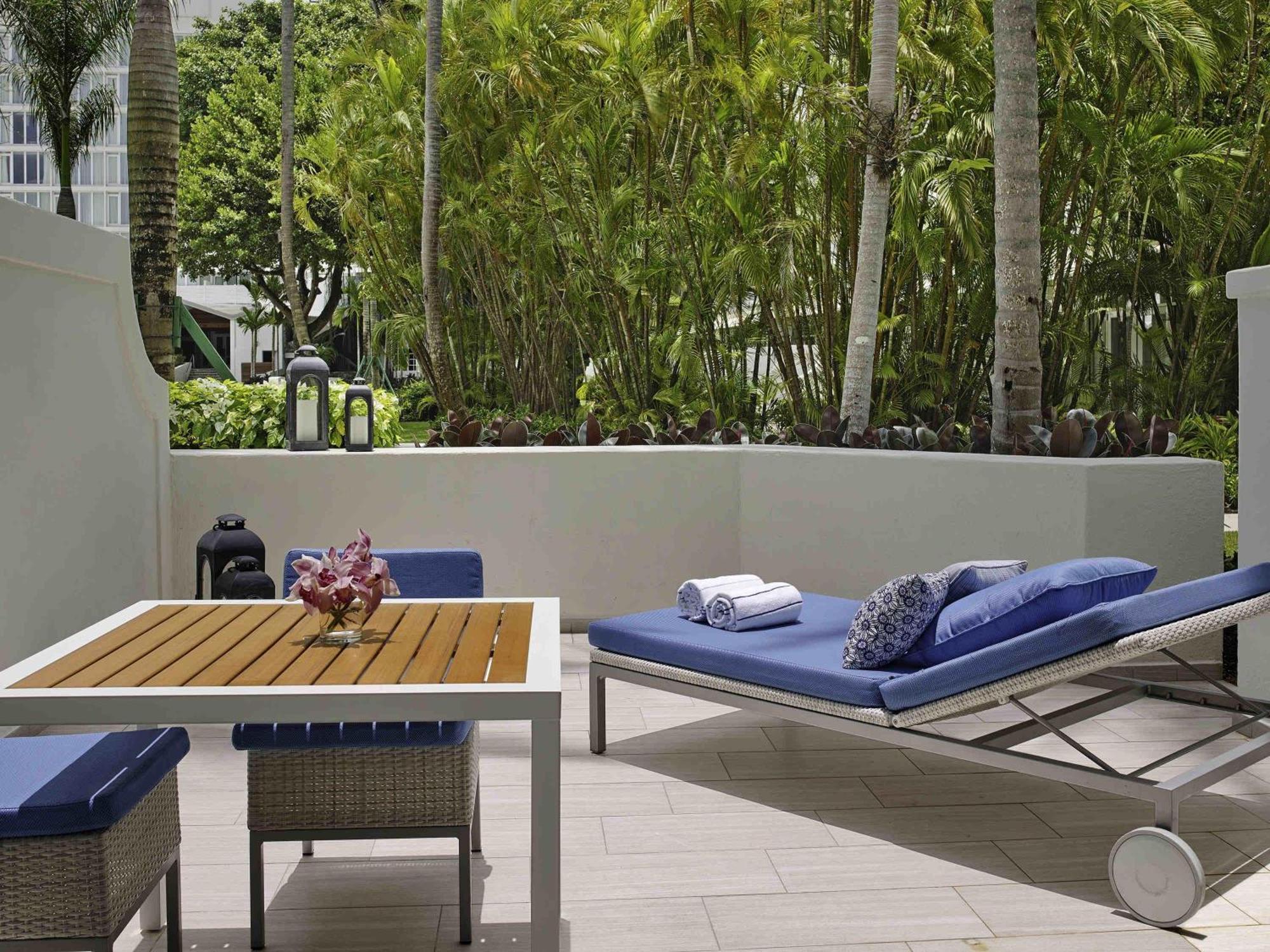 Poolside Villa Two Queen Beds Terrace Roll Shower Mobility Accessible