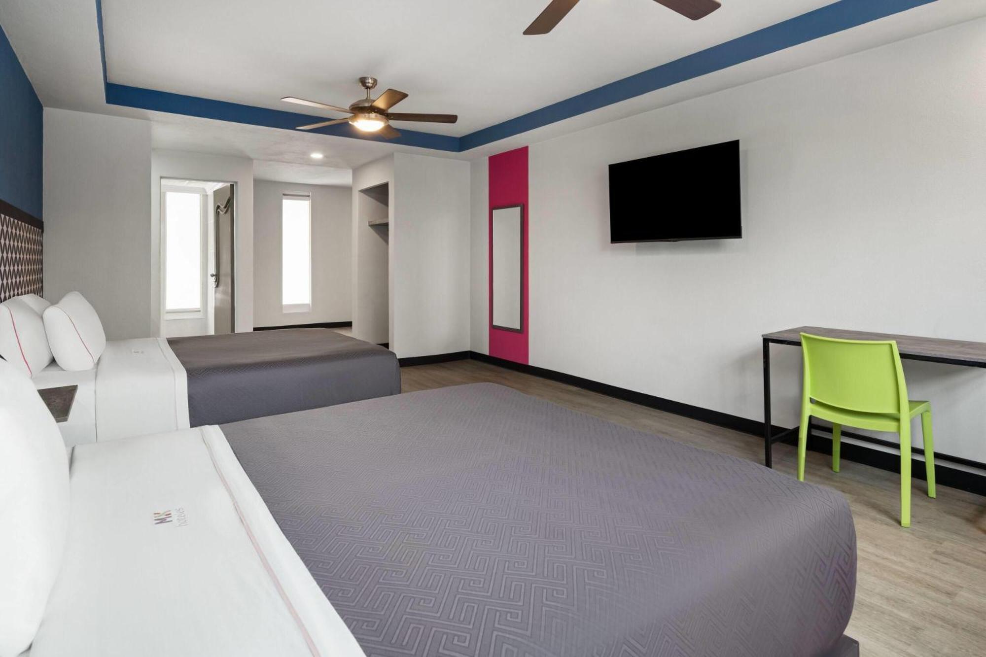 Suite Two Queen Beds Non-Smoking