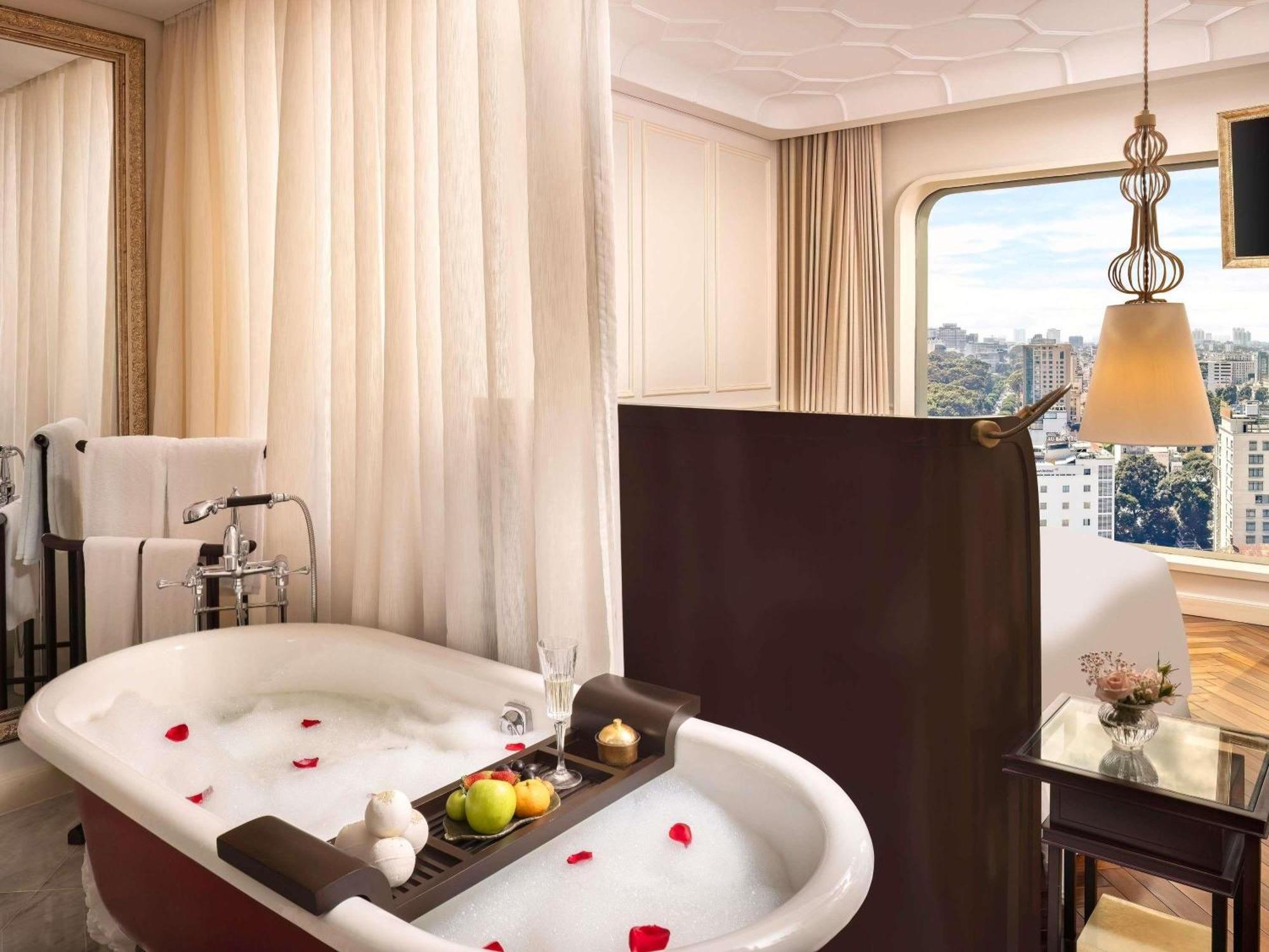 Sky Executive Grand Deluxe Room 1 King Size Bed High Floor Lounge Access