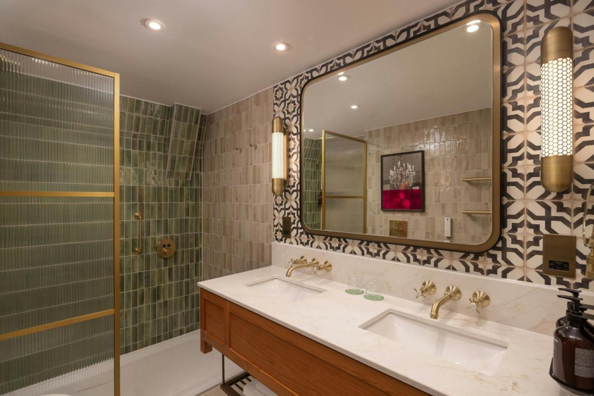 Townhouse King Suite City View