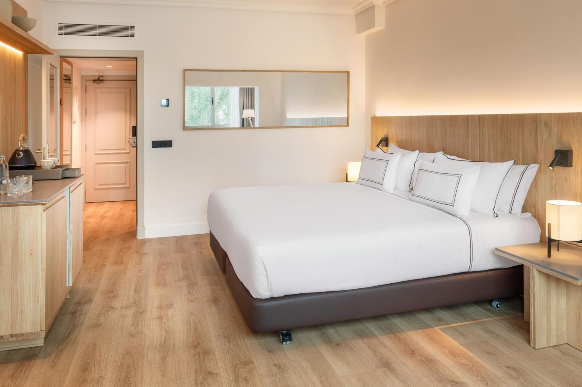 Superior Connecting Room