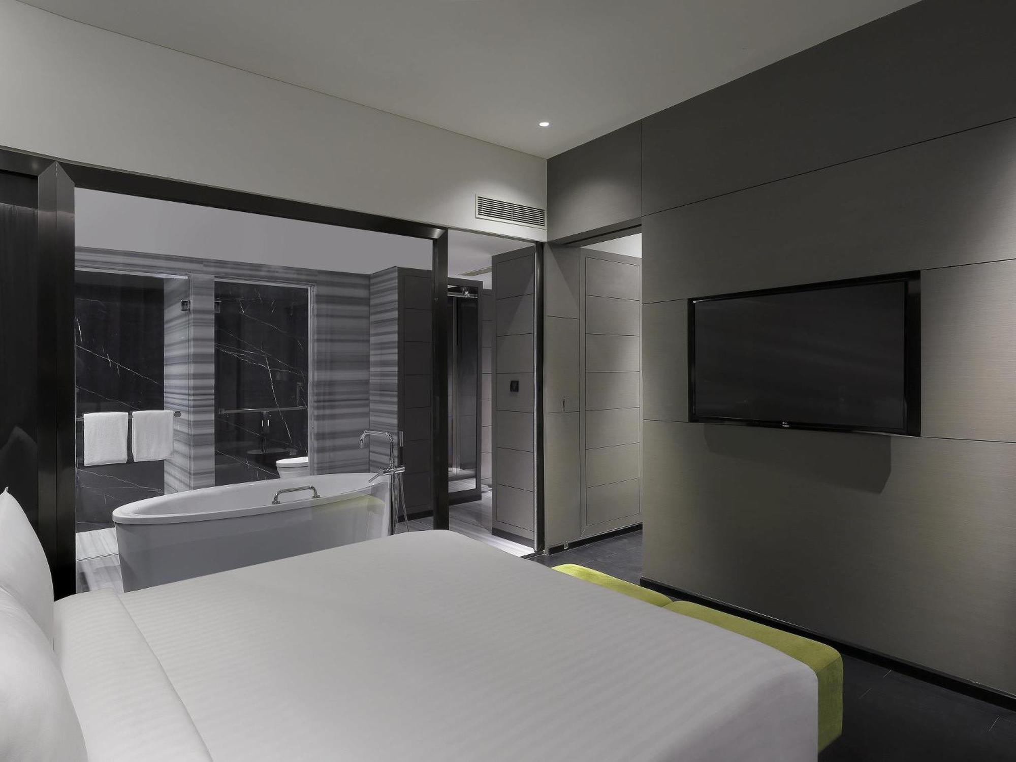 Luxury Suite Separate Living Room Bathtub